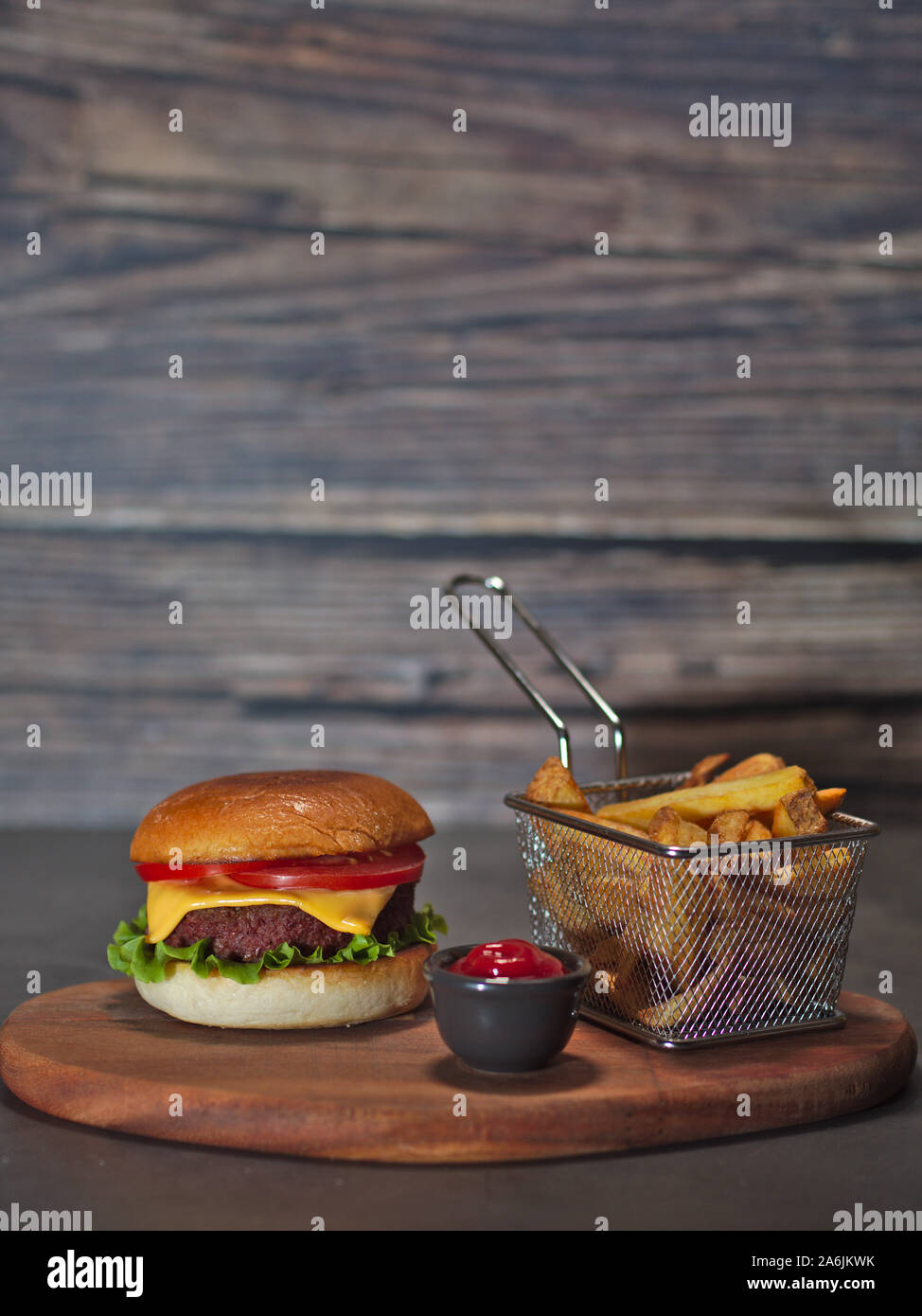 Vegan impianto basato hamburger con patatine fritte e ketchup servita su rustiche vassoio in legno Foto Stock