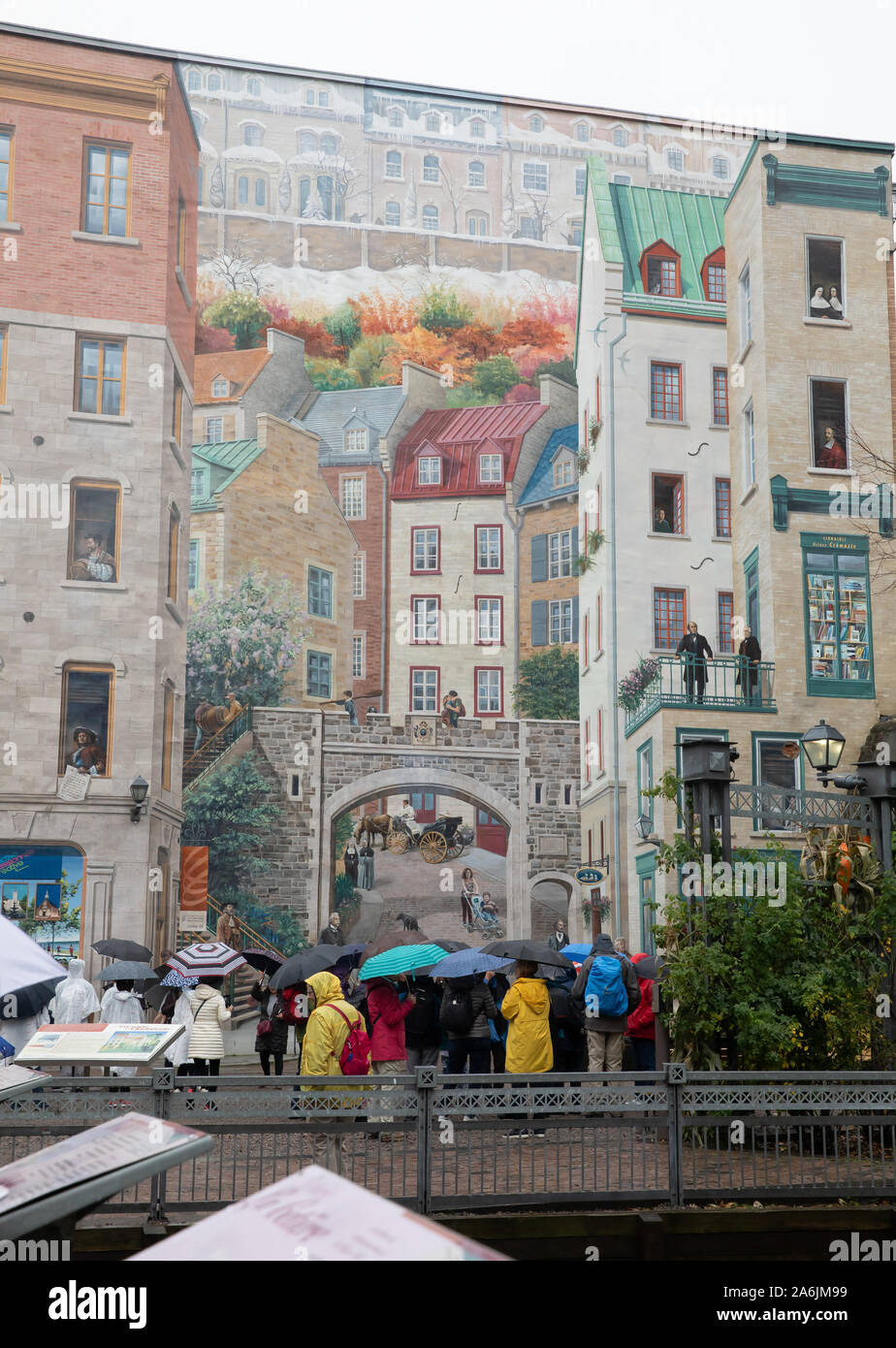 Persone ammirano l'occhio ingannando murale di Quebec City, La Fresque des Québécois in Quebec City, in Canada durante la caduta Foto Stock