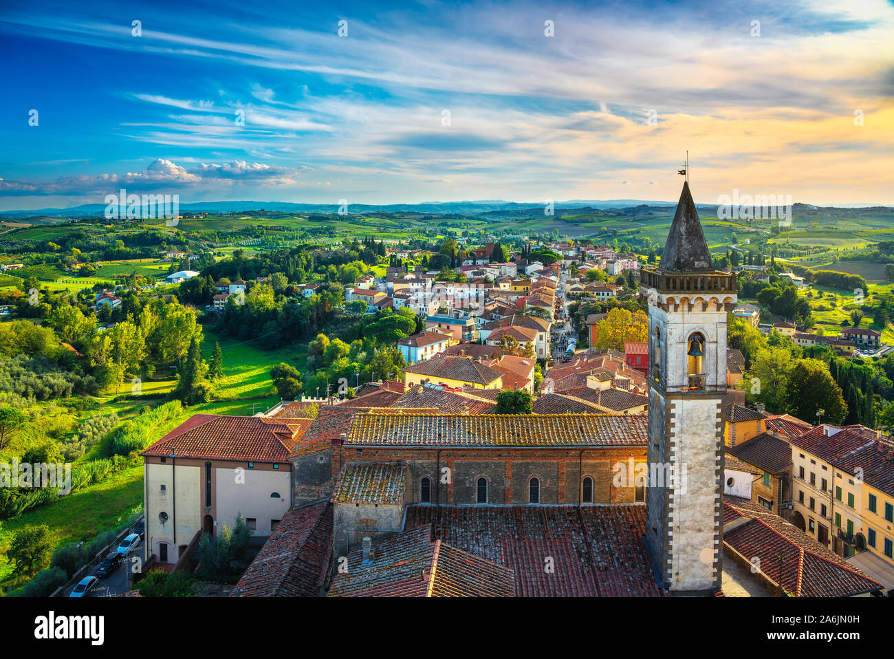 Vinci, città natale di Leonardo, vista aerea e la torre campanaria della chiesa. Firenze Toscana Italia Europa Foto Stock