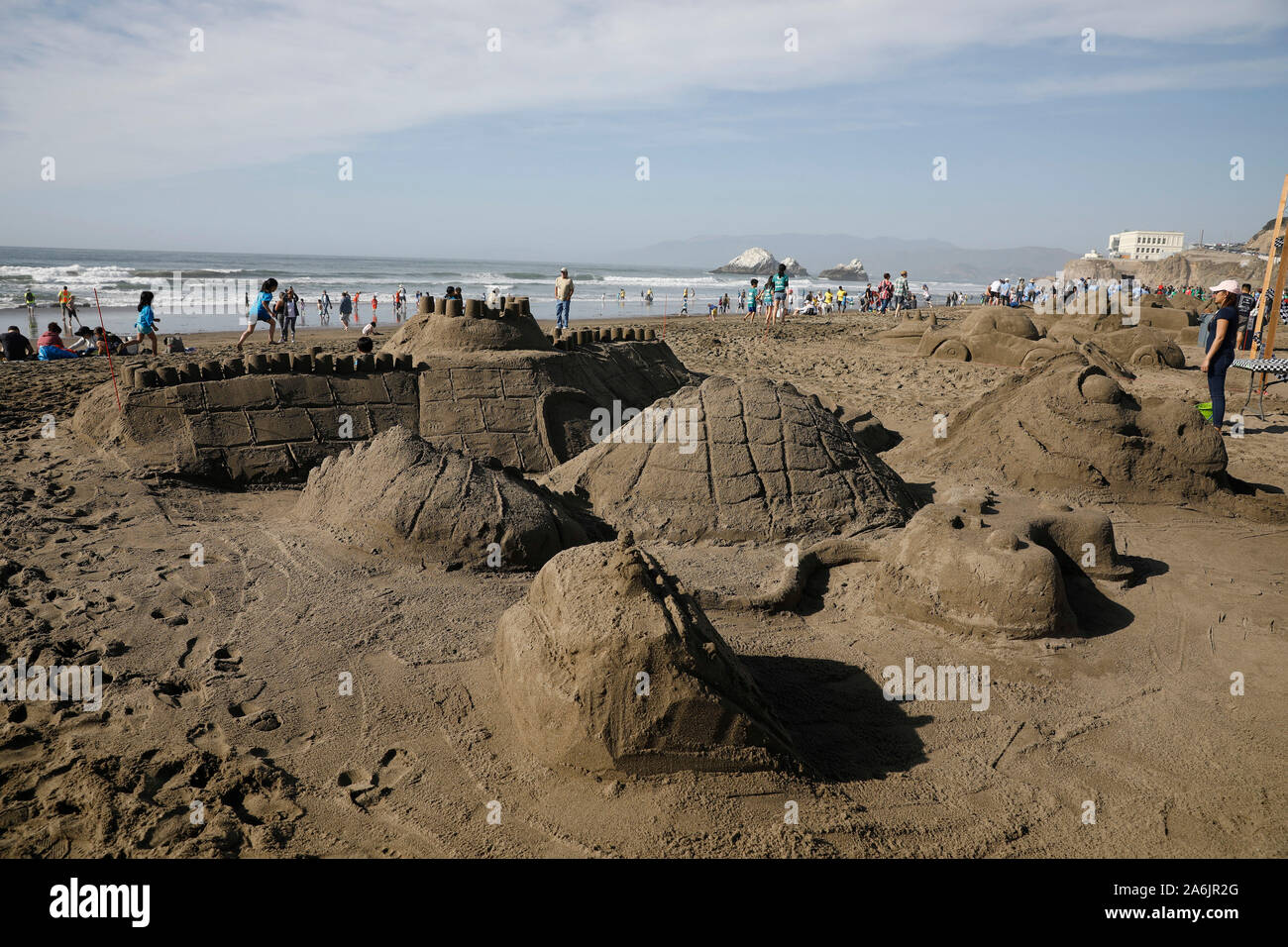 San Francisco, Stati Uniti d'America. 26 ott 2019. Foto scattata il 26 ottobre, 2019 mostra sandcastles realizzati dai concorrenti nel corso di una competizione di castelli di sabbia a San Francisco, Stati Uniti. Il Salto annuale Sandcastle Classic porta migliaia di persone a San Francisco Ocean Beach ogni anno per costruire super-dimensionato le sculture di sabbia. Credito: Li Jianguo/Xinhua/Alamy Live News Foto Stock