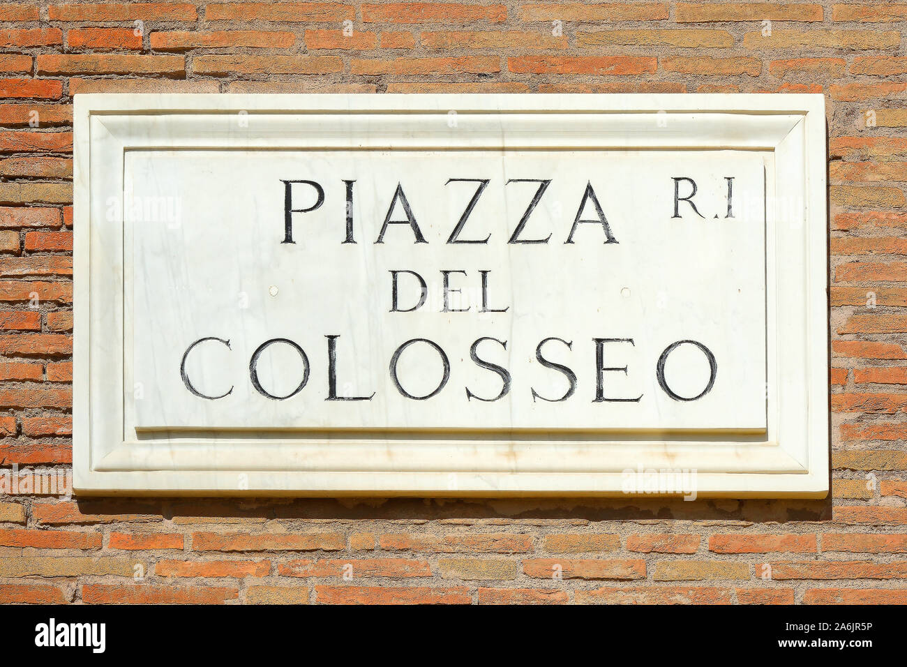 Un cartello stradale di Piazza del Colosseo di Roma - Italia. Foto Stock