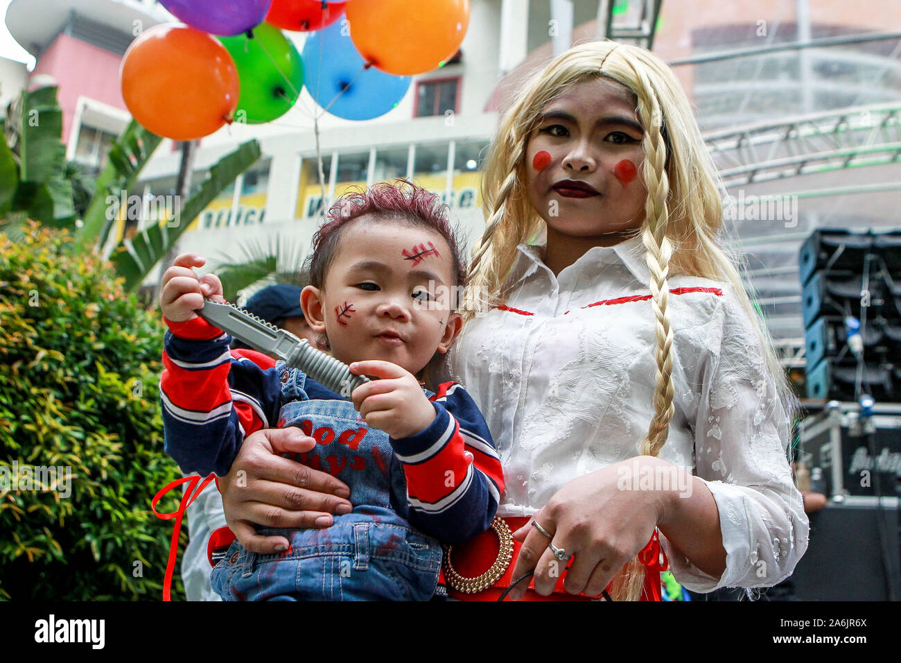 Quezon City, Filippine. 27 ott 2019. I bambini vestiti in costumi di  Halloween prendere parte al "pietrificati" festa di Halloween a Quezon  City, Filippine, Ottobre 27, 2019. Credito: Rouelle Umali/Xinhua/Alamy Live  News