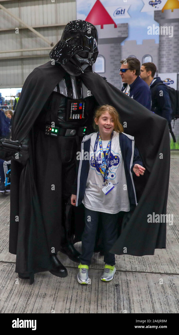 Un bambino incontra dei personaggi di Star Wars, Darth Vader, prima di salire a bordo di un appositamente noleggiato British Airways jet da Heathrow Airport come parte della carità Dreamflight viaggio in Florida. Foto Stock