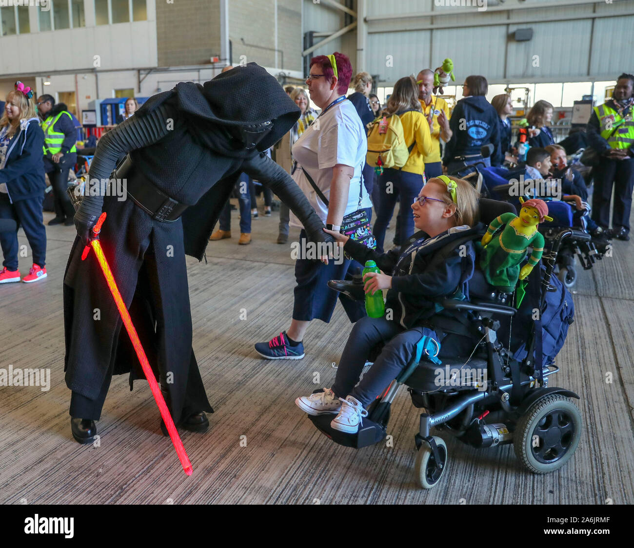 Un bambino incontra dei personaggi di Star Wars, Darth Vader, prima di salire a bordo di un appositamente noleggiato British Airways jet da Heathrow Airport come parte della carità Dreamflight viaggio in Florida. Foto Stock
