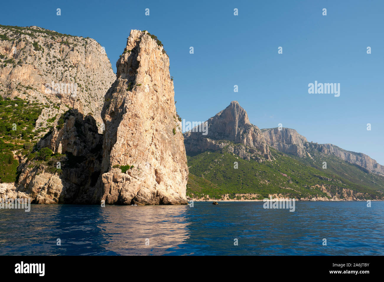 Pedra Longa - La spettacolare rockface e scogliere carsiche del litorale del Golfo di Orosei costa nel Parco Nazionale del Gennargentu Ogliastra Sardegna Italia Foto Stock