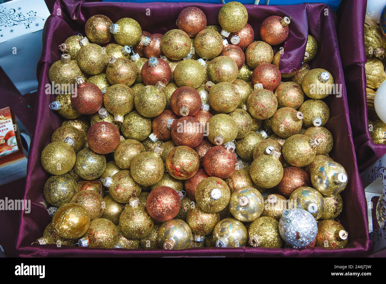 Molti nuovo anno di giocattoli in una scatola in un negozio. Nuovo Anno di faccende Foto Stock