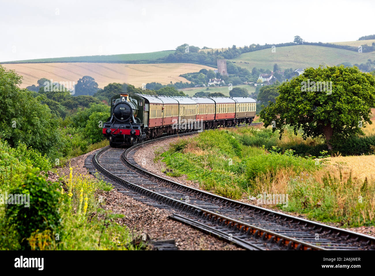 Locomotiva a vapore, 9351, sulla West Somerset Railway, un patrimonio conservato linea. Il loco si sta avvicinando Blue Anchor, Somerset, Inghilterra, Regno Unito. Foto Stock