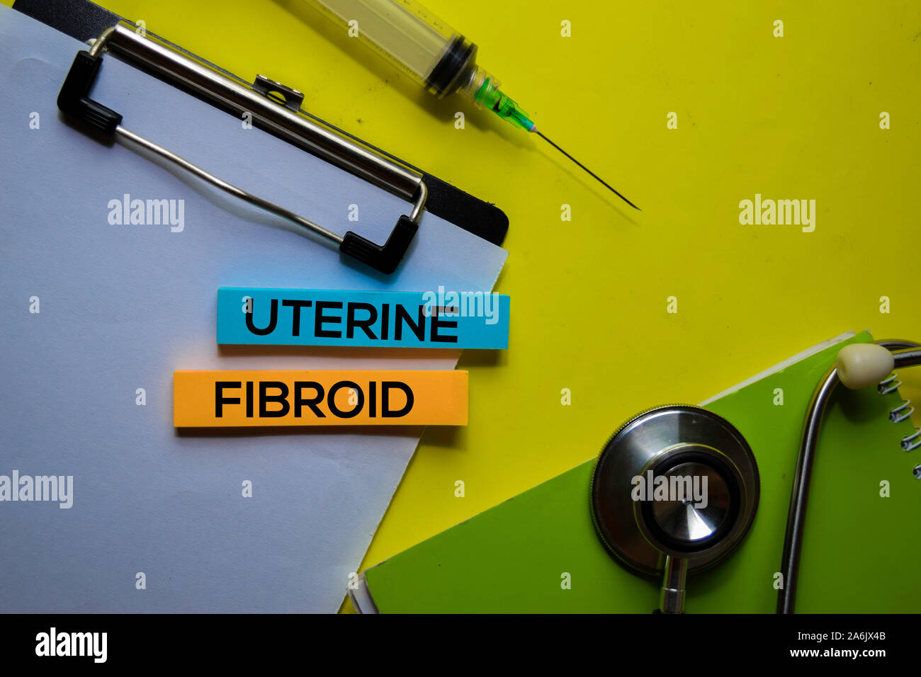 Fibroide uterino in alto consente di visualizzare la tabella di colore giallo. Assistenza sanitaria/concetto medico. Foto Stock