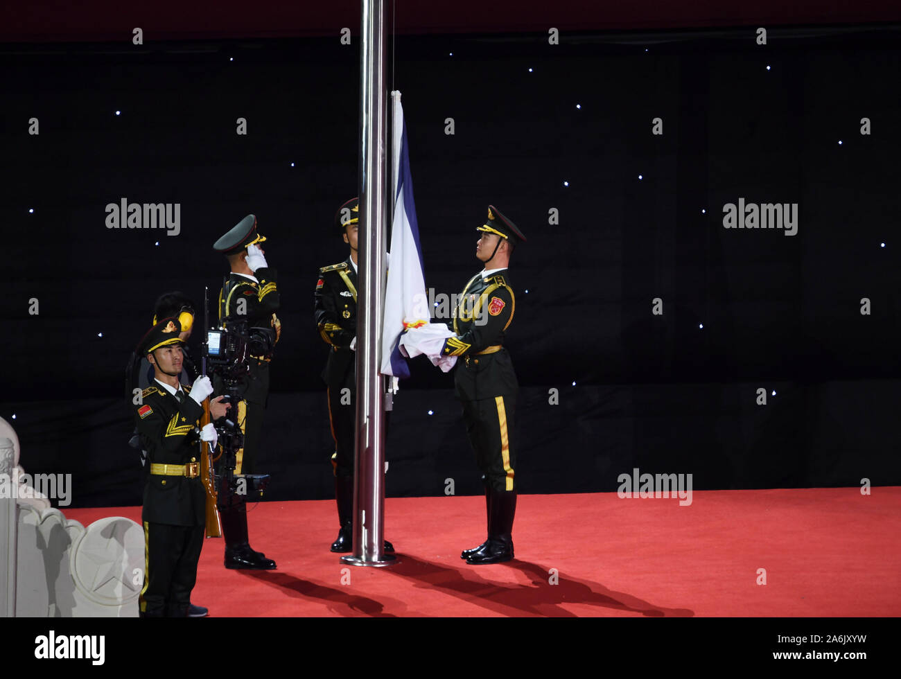 Wuhan. 27 ott 2019. La bandiera del militare internazionale di Sports Council (CISM) viene abbassata durante la cerimonia di chiusura del VII CISM Giochi Mondiali Militari a Wuhan, capitale della Cina centrale su Ott. 27, 2019. Credit: ventola Peishen/Xinhua/Alamy Live News Foto Stock