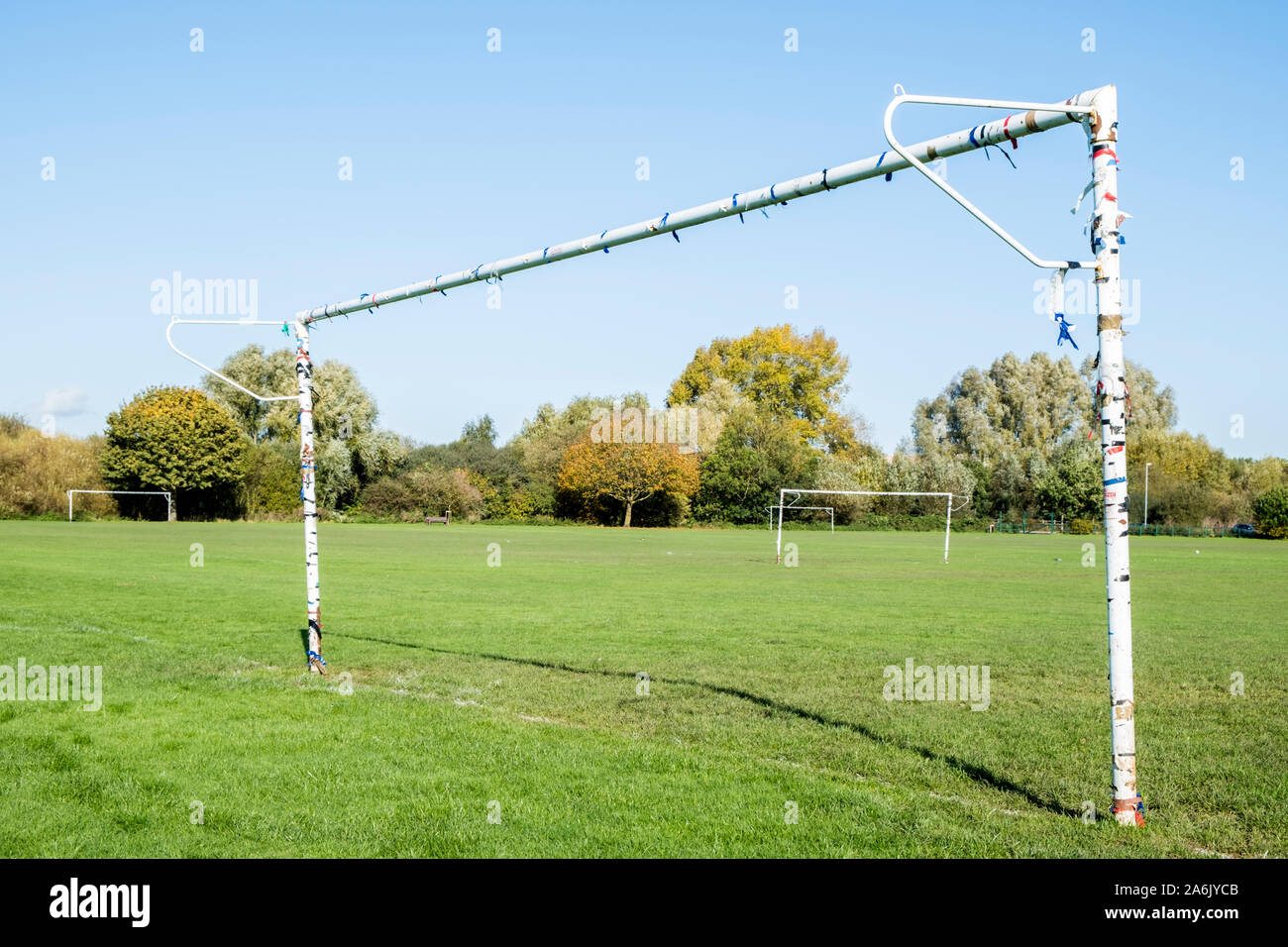 Vecchio e ben utilizzati goalpost di metallo su un campo da gioco con altri paletti, Nottinghamshire, England, Regno Unito Foto Stock