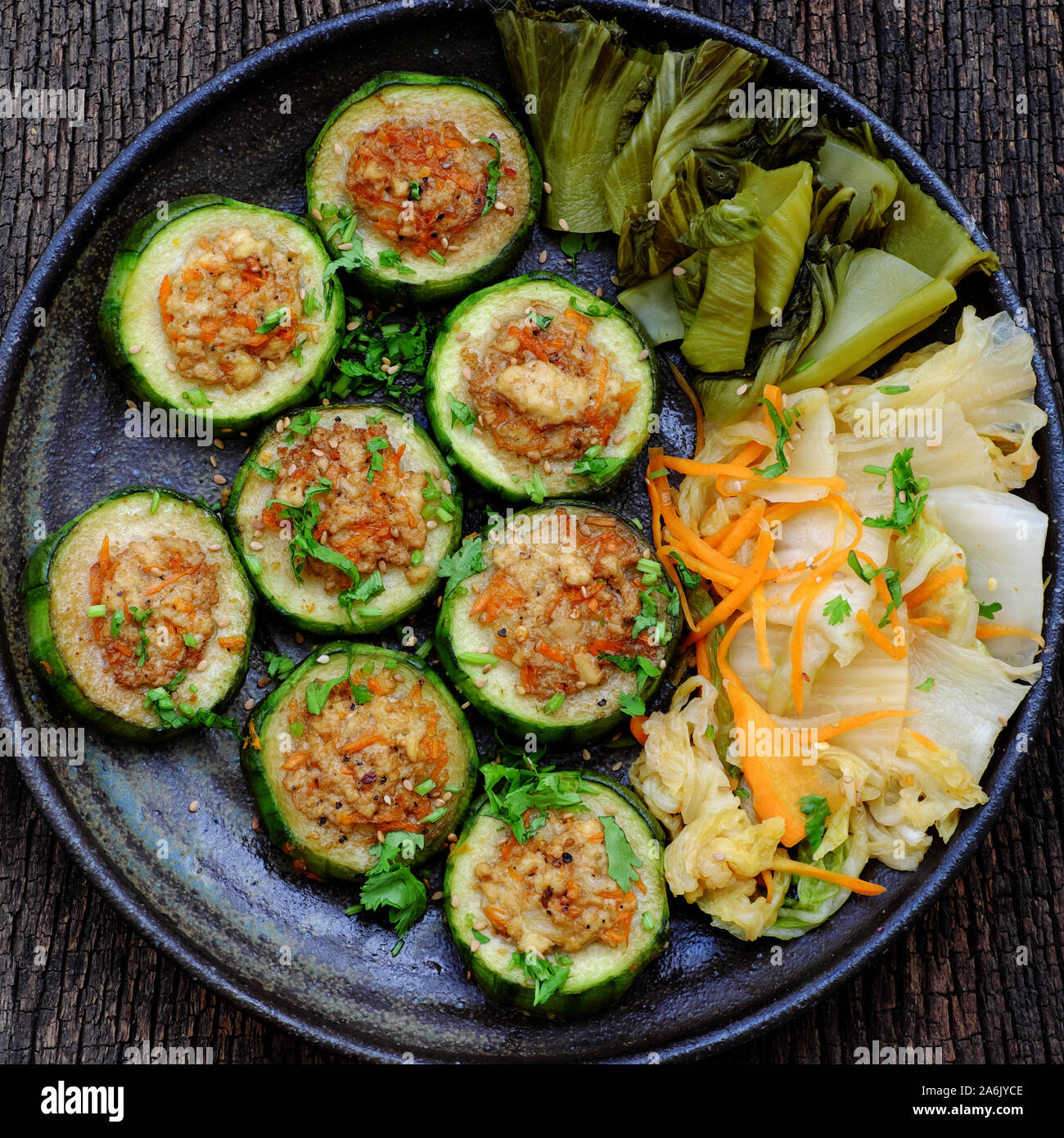 Il vietnamita in casa mangiare vegetariano, verdure grigliate con fette di melone invernale roba con tofu, carota, deliziosi, frugale, sano pasto vegano Foto Stock