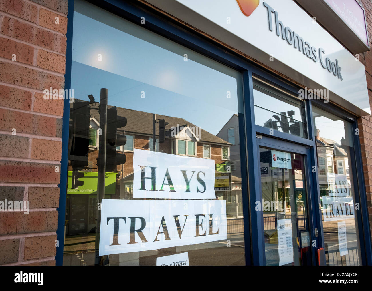 Hays Travel segno temporaneo nella finestra di un ex negozio di agenzie di viaggi Thomas Cook, West Bridgford, Nottinghamshire, Inghilterra, Regno Unito Foto Stock