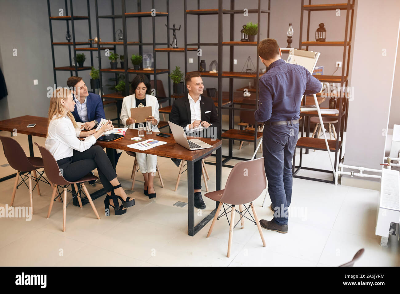 Workshop dal talento di imprenditore di successo a piena lunghezza foto. segreto del successo ai giovani di imparare a gestire persone, ad essere leader, guadagnare denaro Foto Stock