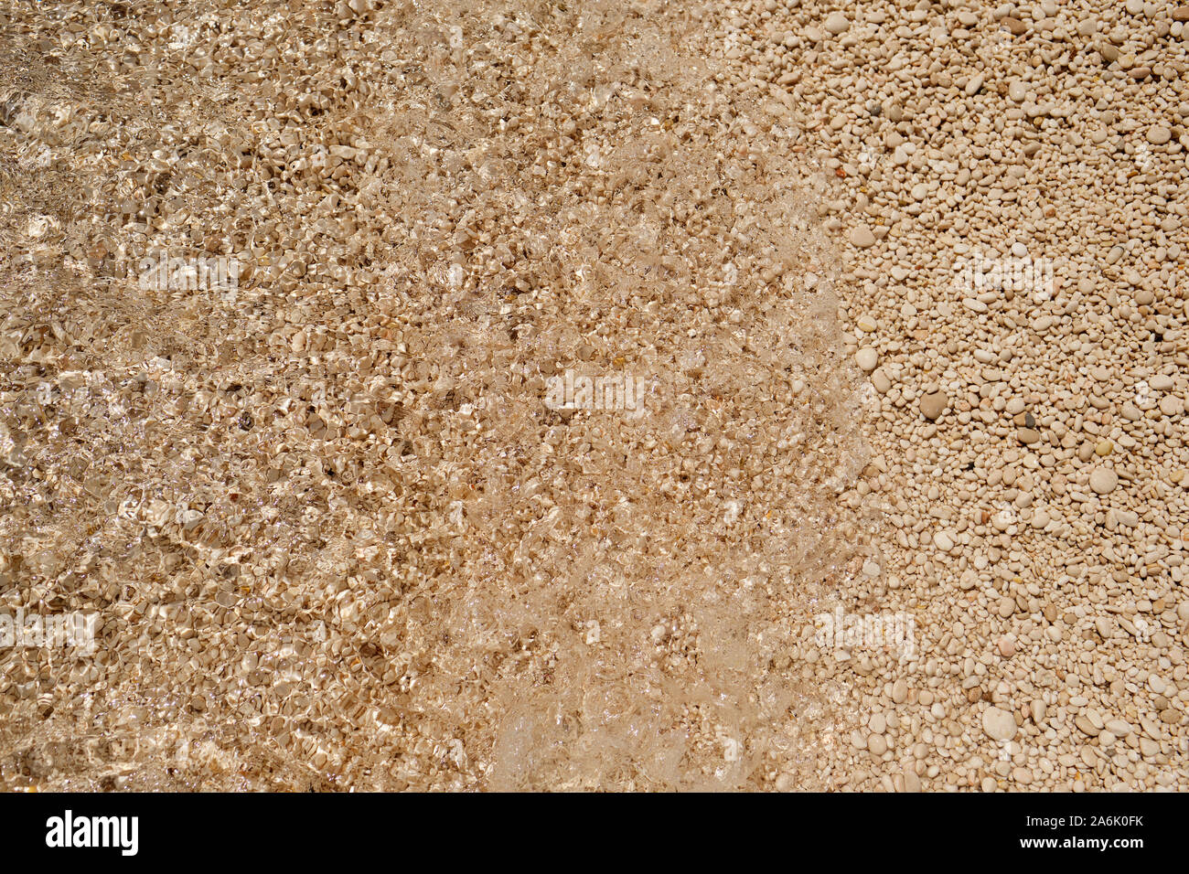 Mare cristallino e rosa bianca spiaggia di sabbia vicino up minimo di sfondo - Golfo di Orosei costa nel Parco Nazionale del Gennargentu Sardegna Italia Foto Stock