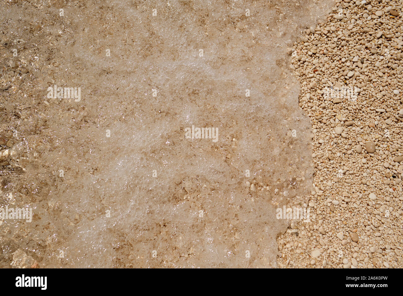 Mare cristallino e rosa bianca spiaggia di sabbia vicino up minimo di sfondo - Golfo di Orosei costa nel Parco Nazionale del Gennargentu Sardegna Italia Foto Stock