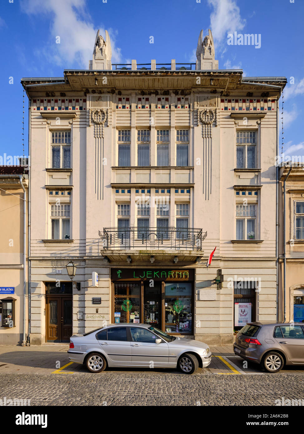 La secessione edificio di architettura ora utilizzati per la farmacia nel centro di Samobor Croazia Foto Stock