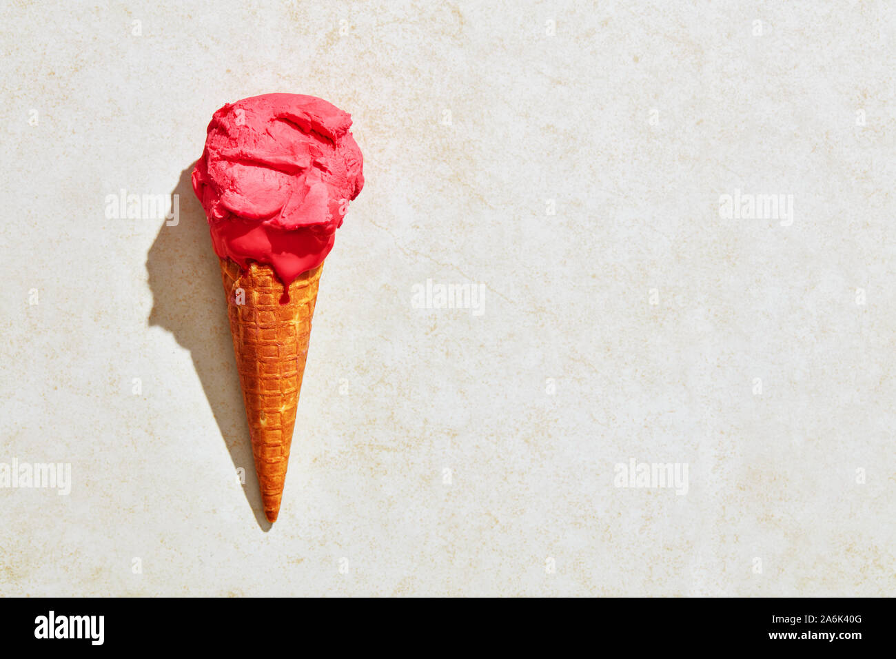 Fragole fresche di gelati in cono di cialda con estate calda luce. Appartamento vista laici Foto Stock