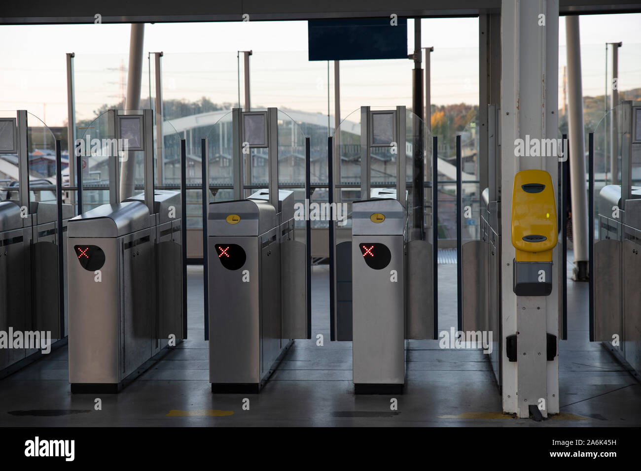 Il tornello di controllo all'entrata di un parigino di stazione della metropolitana in Francia Foto Stock