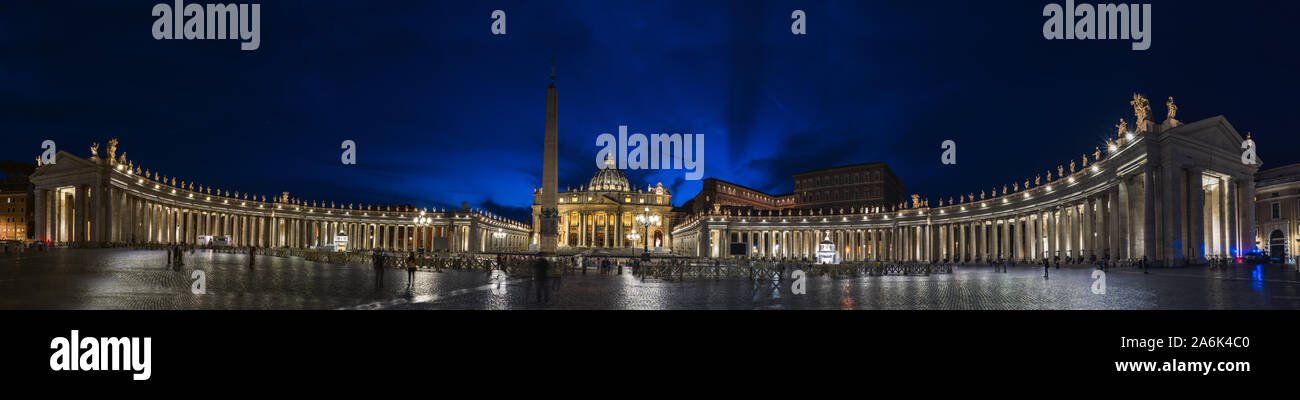 Panorama notturno della città del Vaticano. Il colonnato del Bernini, Maderno di Trevi e la Basilica di San Pietro a notte durante le ore di colore blu. Foto Stock