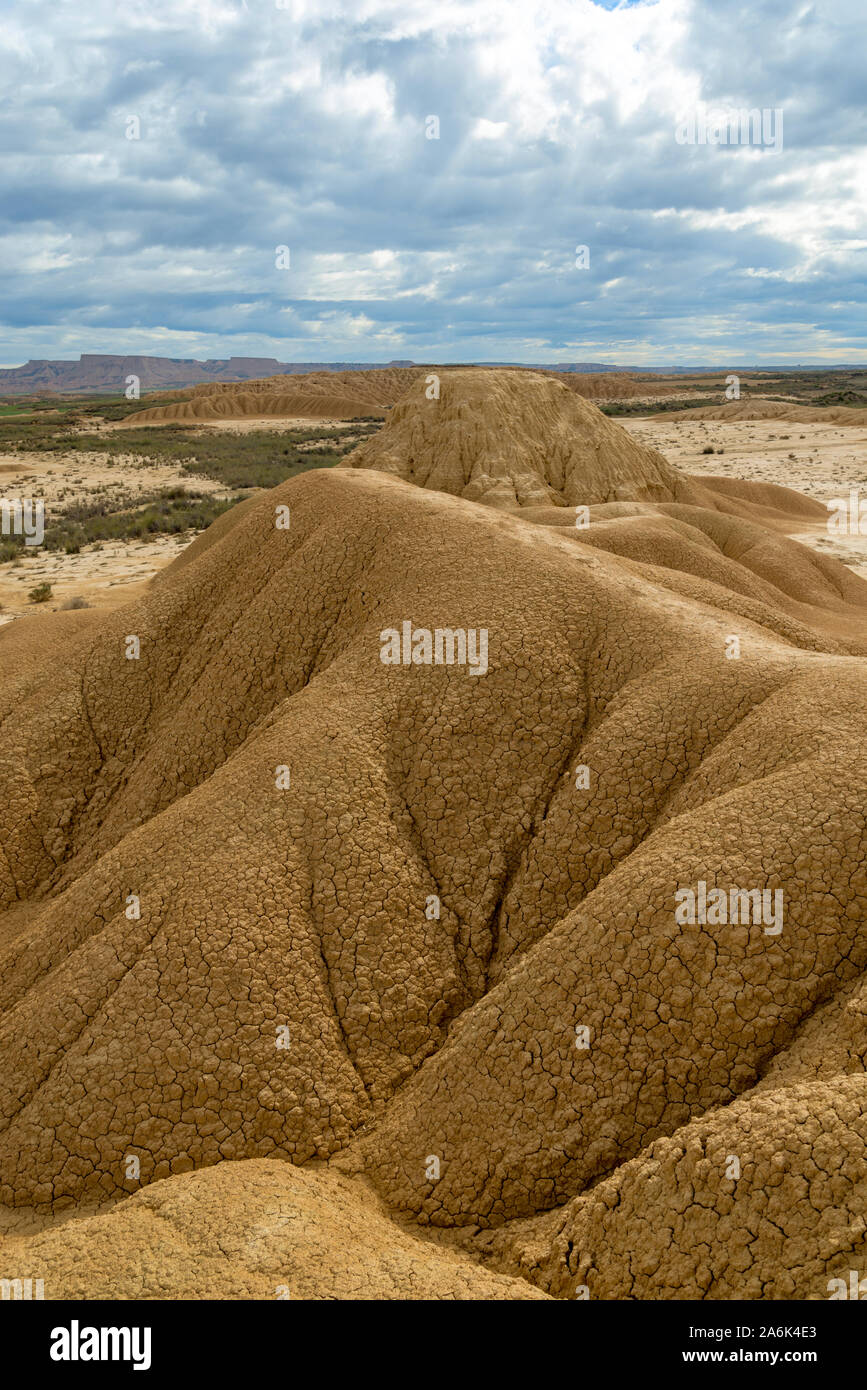 Rocce sedimentarie erose le montagne nel mezzo del deserto spagnolo Bardenas Reales Foto Stock