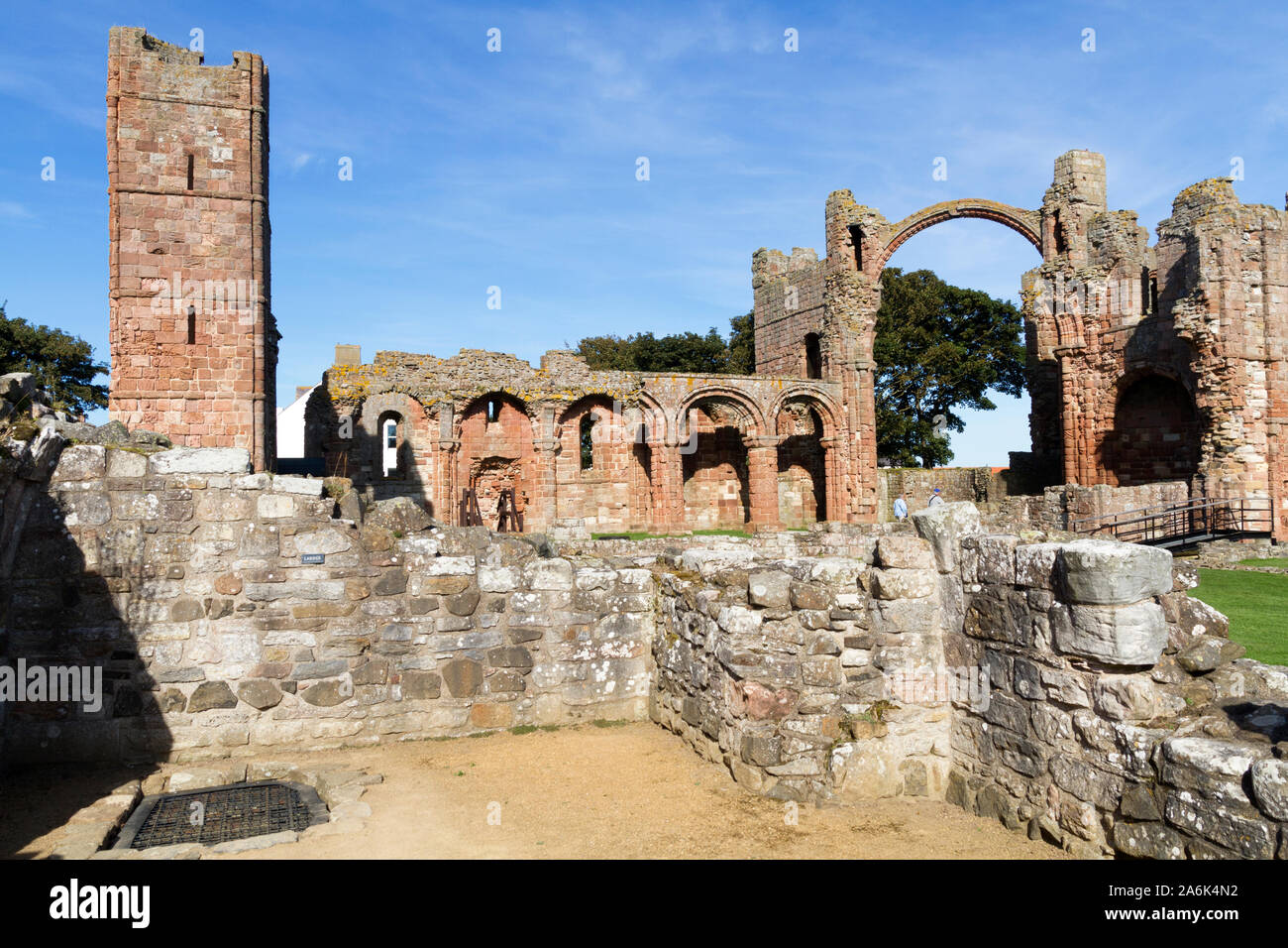 Le rovine di Lindisfarne Priory sull Isola Santa, Northumberland REGNO UNITO Foto Stock