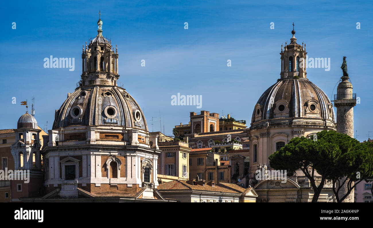 La vista sulla cupola di Santa Maria di Loreto la chiesa e la cupola della chiesa del Santissimo Nome di Maria al Foro Traiano. Foto Stock