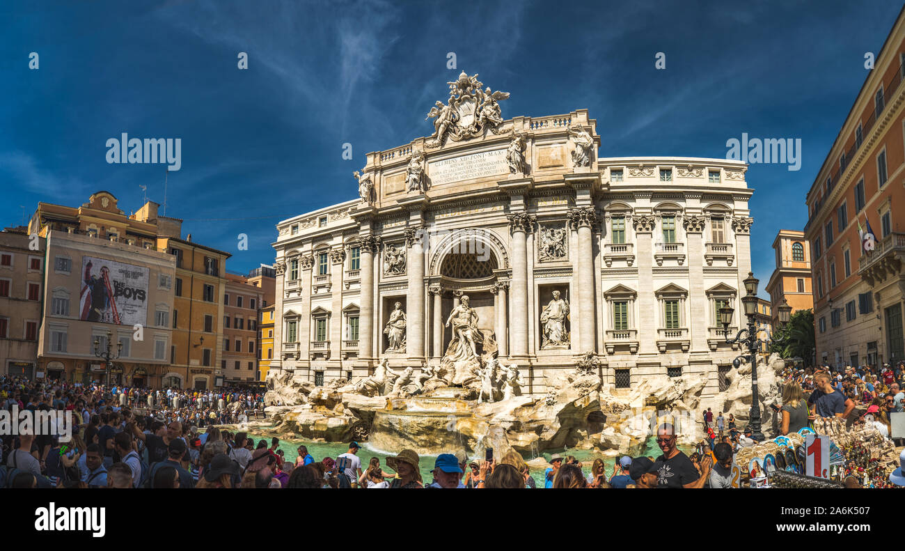 La folla di turisti vicino alla celebre Fontana di Trevi a Roma, Italia. Crounds di persone stanno rendendo le immagini e selfies davanti a Fontana di Trevi. Foto Stock