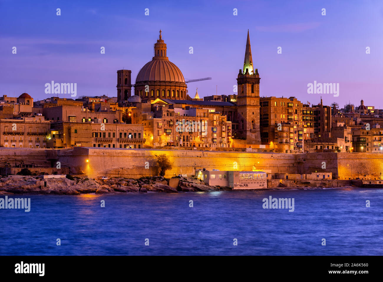 Città di Valletta al crepuscolo serale, capitale di Malta skyline dal mare Foto Stock