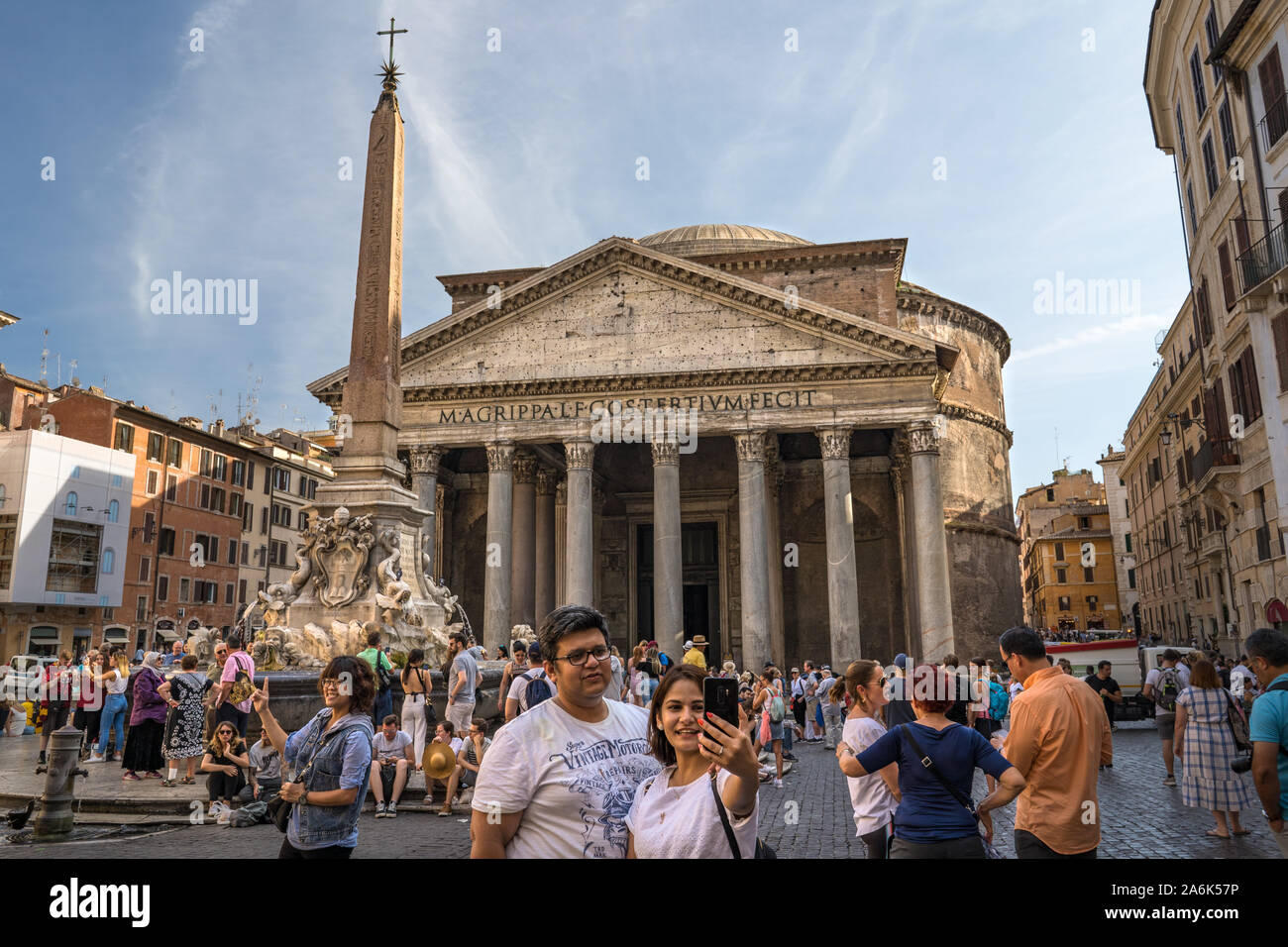 Un giovane turista giovane è rendere selfie nella parte anteriore del Pantheon di Roma, Italia Foto Stock