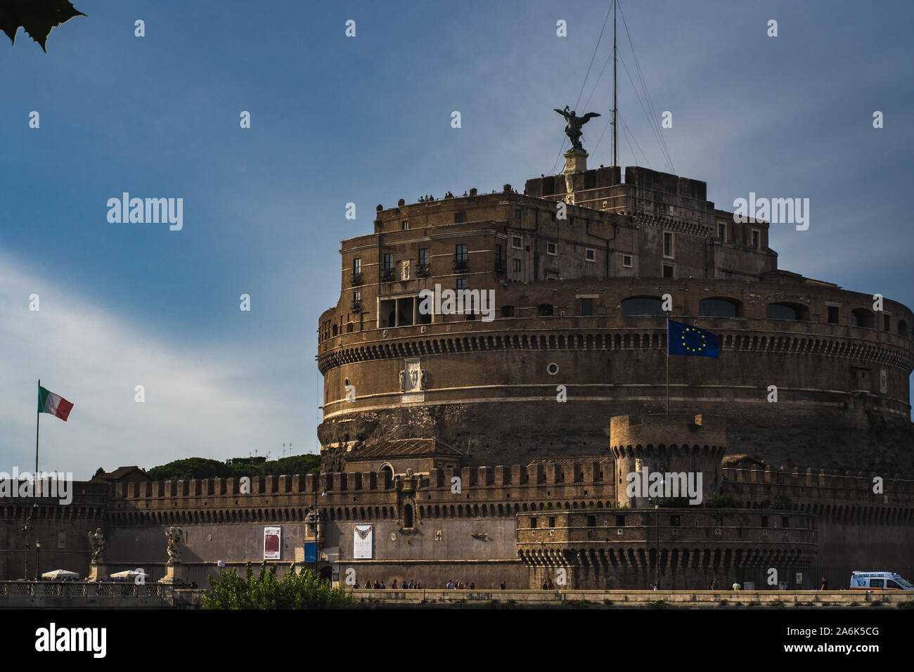 Castel Sant'Angelo a Roma. Belle foto di viaggio di Castel Sant'Angelo con bandiera italiana e bandiera UE con nessun popolo. Foto Stock