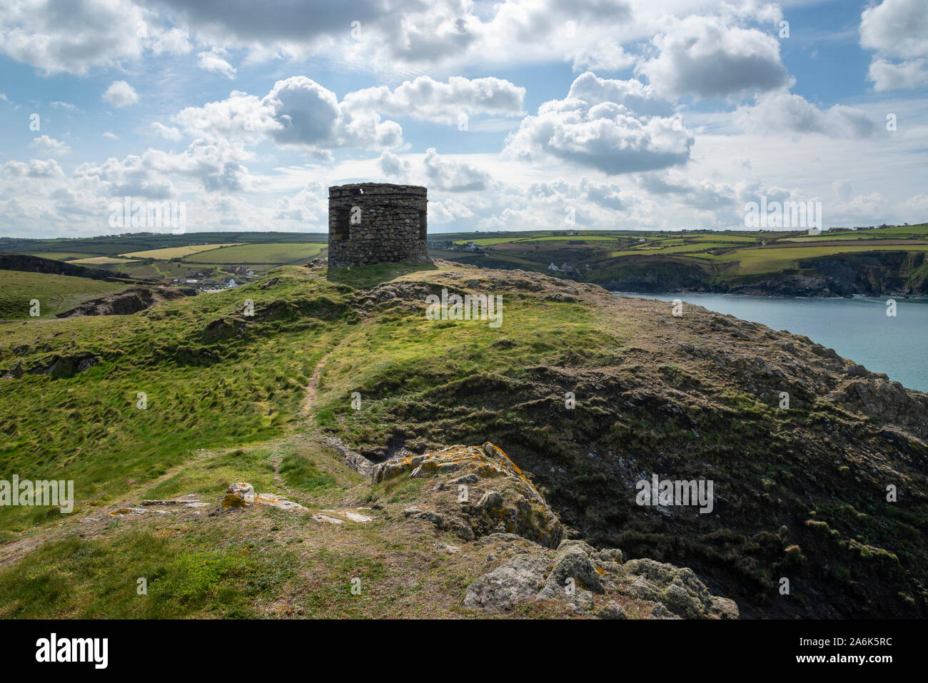 Torre Abereiddy sulla costa nord del Pembrokeshire, Galles. Una soleggiata giornata di primavera. Foto Stock