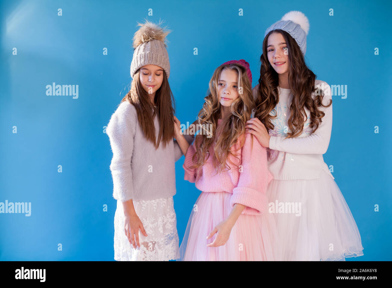 Tre belle ragazze in inverno cappelli e vestiti caldi Foto Stock