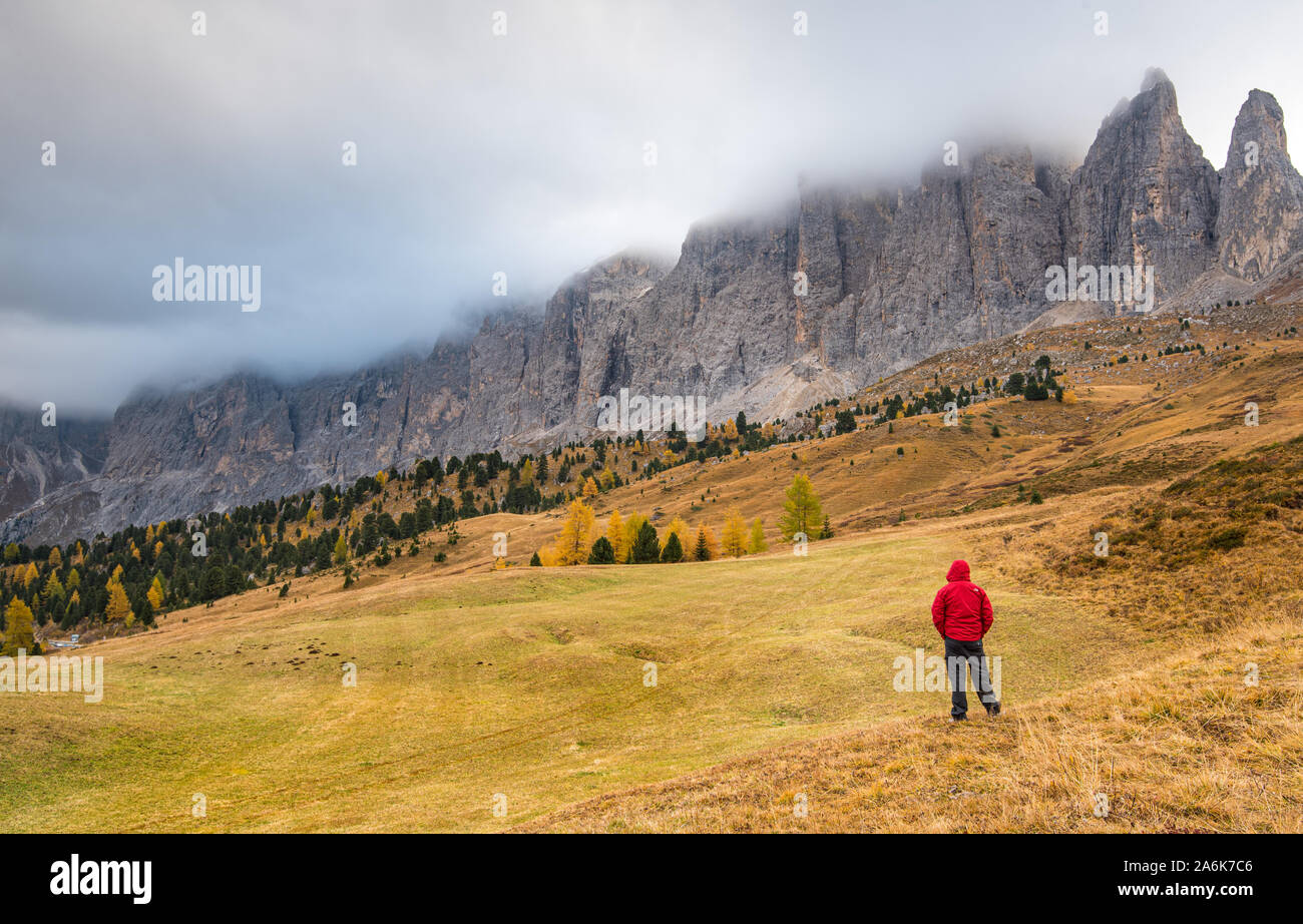Uomo in piedi alla collina e godersi il bellissimo paesaggio delle Dolomiti in Alto Adige in Italia Foto Stock