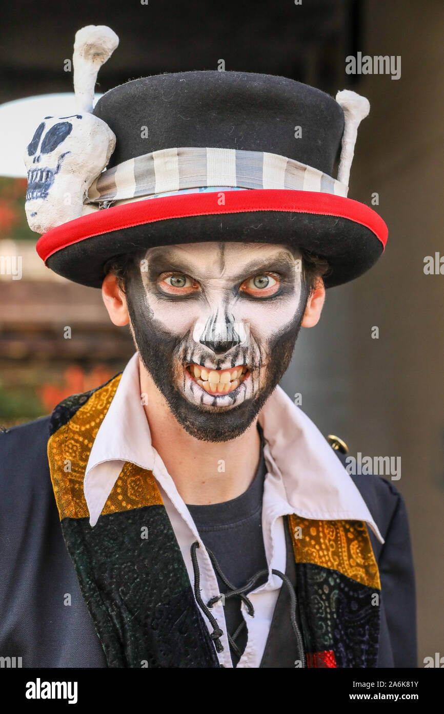 Ayr, Scotland, Regno Unito. Il 27 ottobre 2019. TAMFEST Festival, una celebrazione delle opere letterarie del XVIII secolo Bardo scozzese Robert Burns, ha avuto luogo a Ayr con il tema del 'Tam o'shanter' uno di Burns' poesie e in particolare i versi di "Cutty Sark' e la danza delle streghe. Intitolato " IL GIORNO DEL DEID' (la versione scozzese del messicano il Giorno dei Morti) membri del pubblico e i funzionari sono stati incoraggiati a vestirsi in costume e dipingere le loro facce quando giunsero al festival. Foto - COSMO BLAKE da Edimburgo. Credito: Findlay / Alamy News Foto Stock