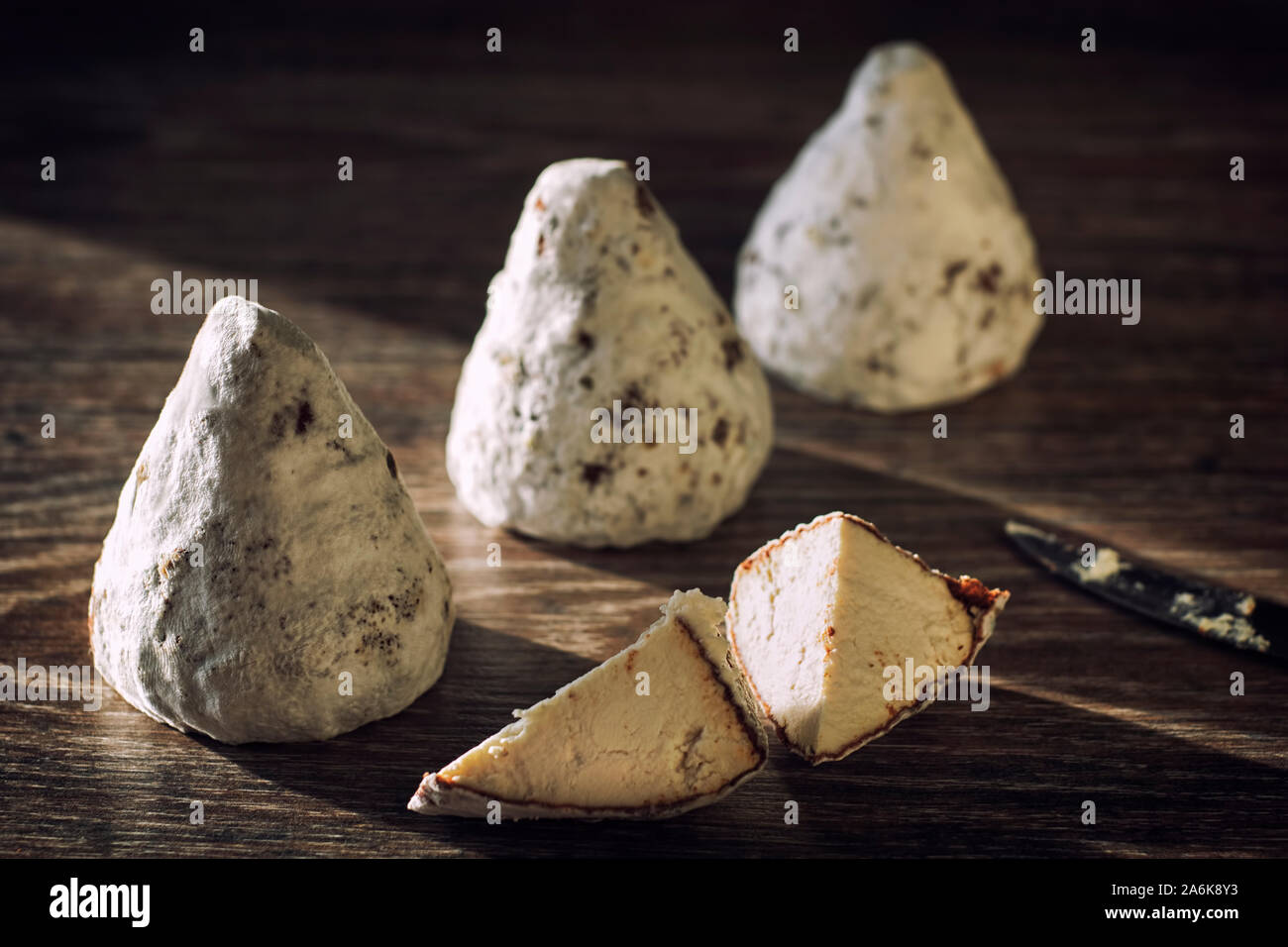 Formaggio artigianale da mucche e capre latte. Testa cilindrica Foto Stock