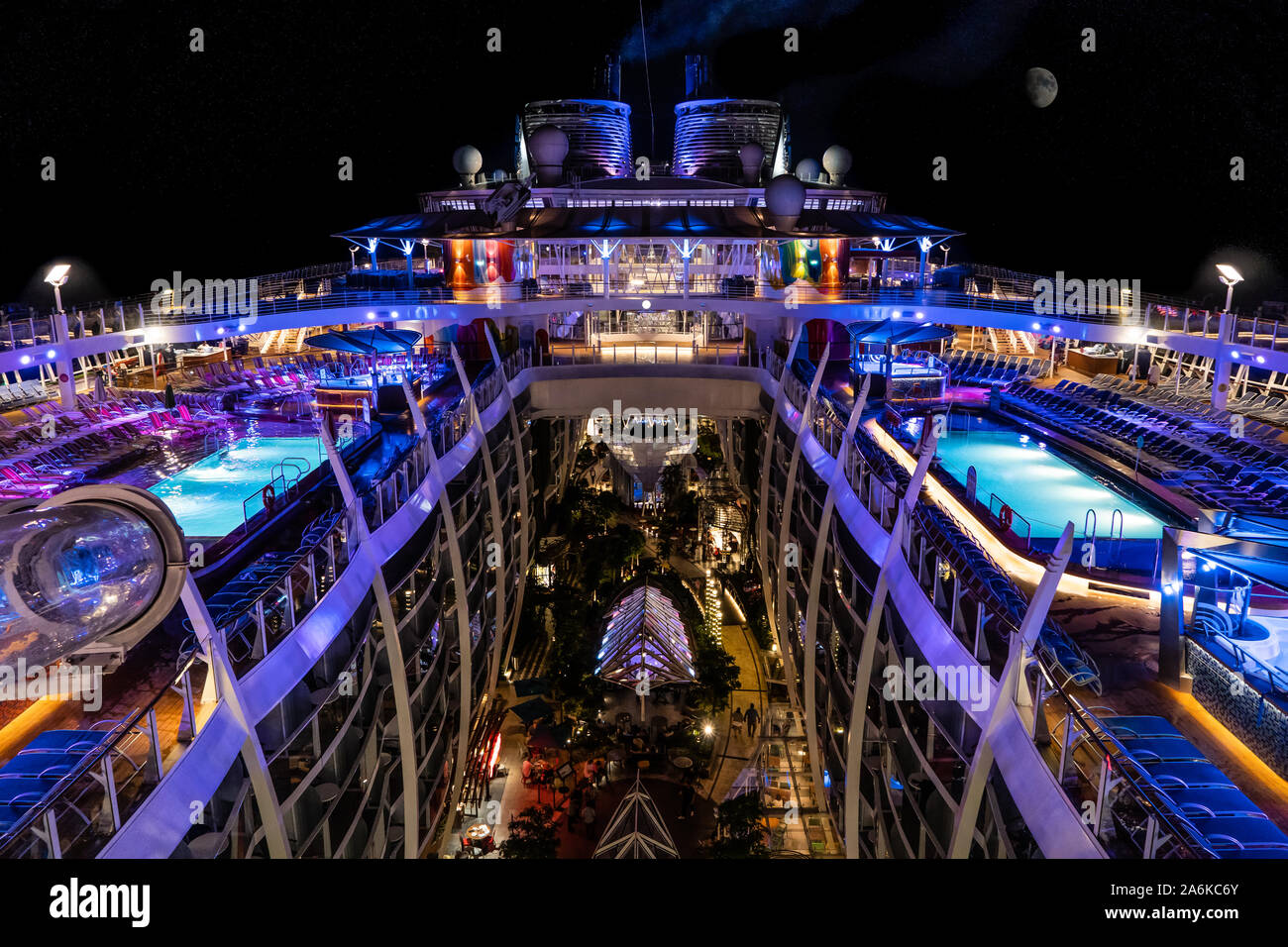 Royal Caribbean Nave, Sinfonia di mari, di notte Foto Stock