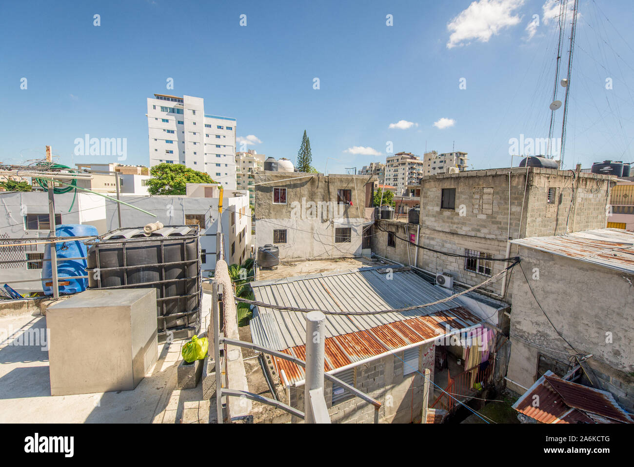 Santo Domingo, Repubblica Dominicana; 11 aprile 2014: vista sui tetti di alcune case di poveri, vi è molto caos mediante i fili di poli elettrici Foto Stock