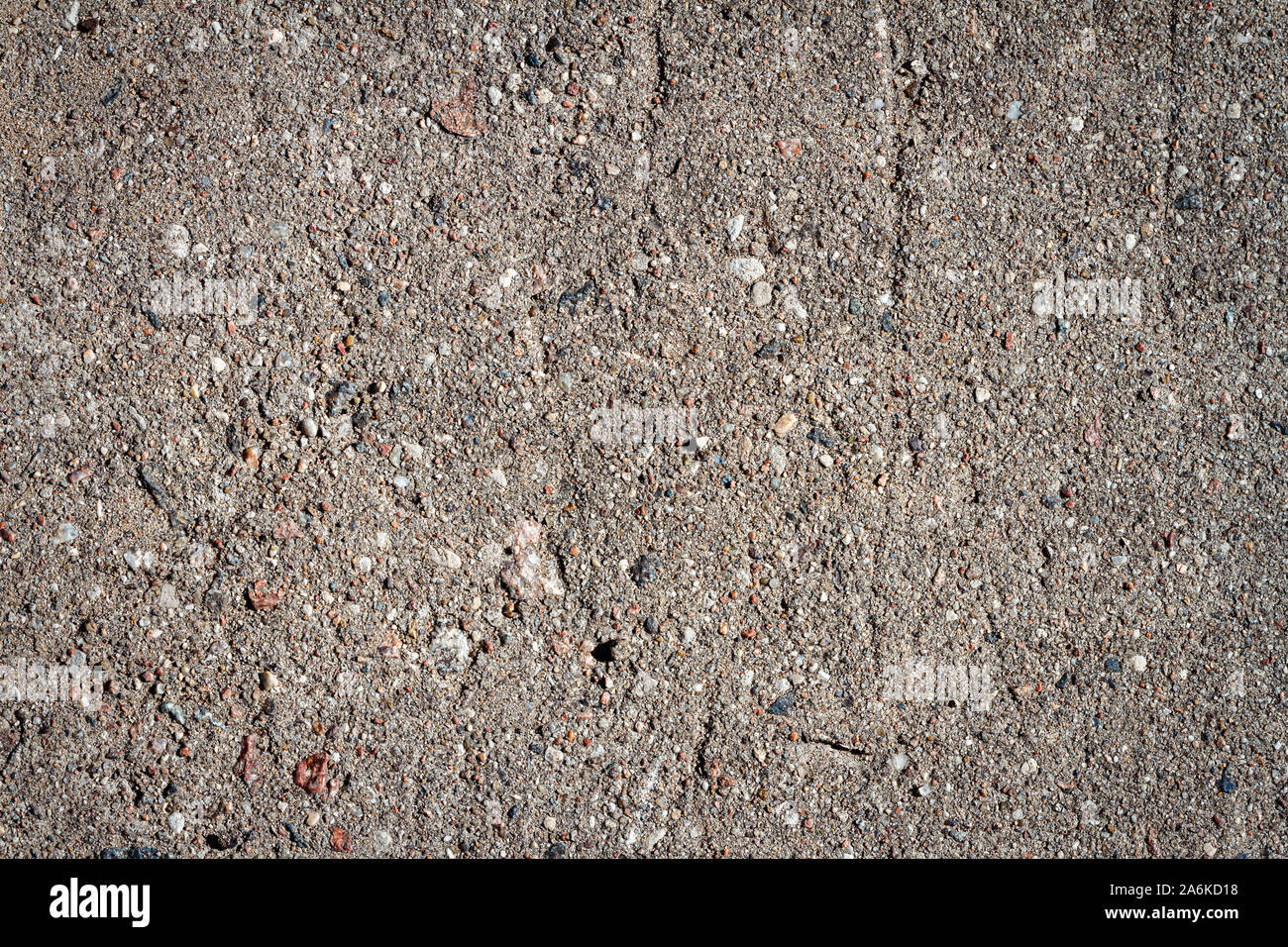 Chiusura del vecchio cemento texture. Calcestruzzo stagionato con alcune pietre. Foto Stock