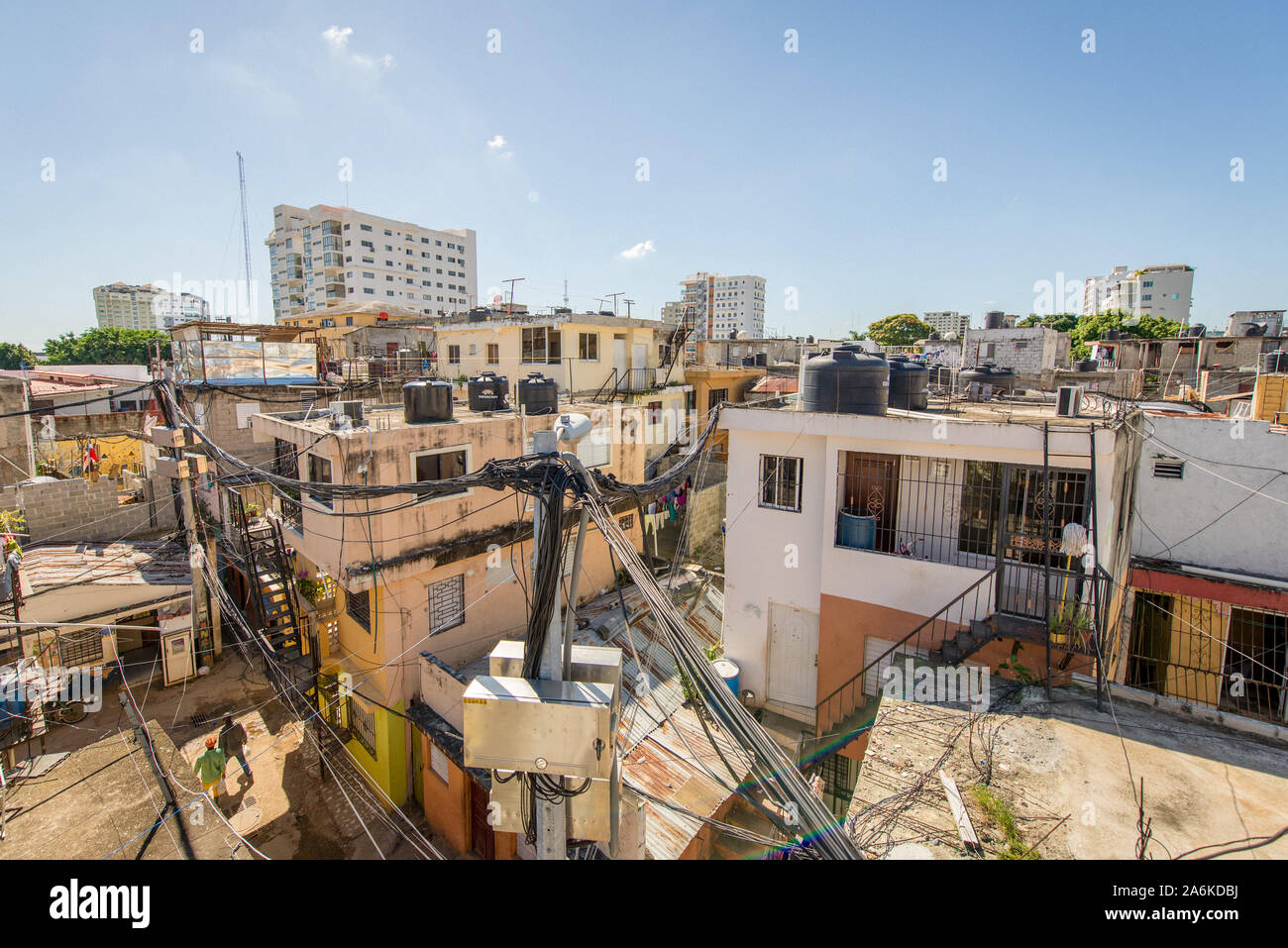 Santo Domingo, Repubblica Dominicana; 13 aprile 2014: vista sui tetti di alcune case di poveri, vi è molto caos mediante i fili di poli elettrici Foto Stock