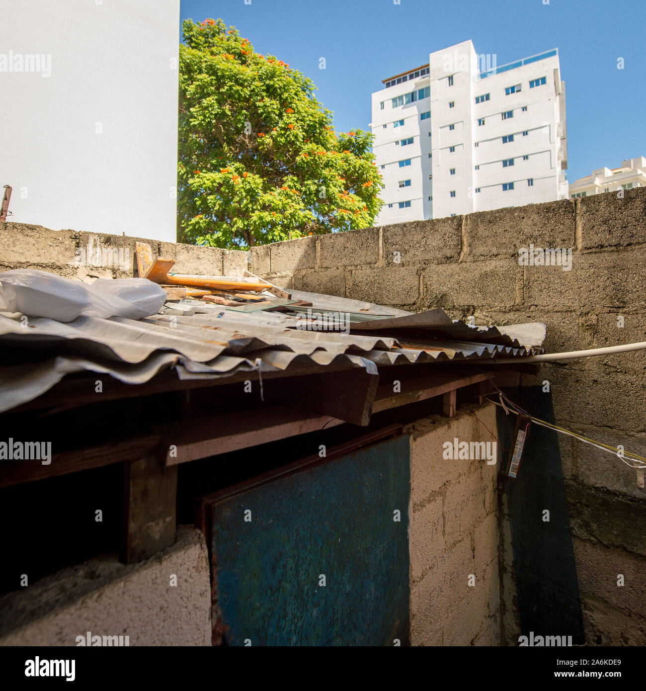 Santo Domingo, Repubblica Dominicana; 11 aprile 2014: vista del lussuoso edificio dalle povere case quartiere Foto Stock