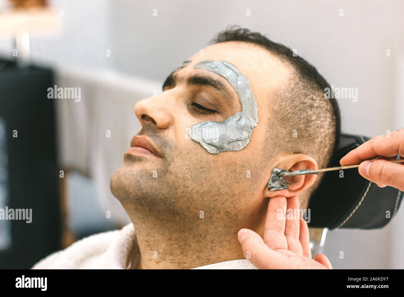 Ceretta viso maschile. il barbiere rimuove i capelli shugaring dal viso  dell'uomo turco.