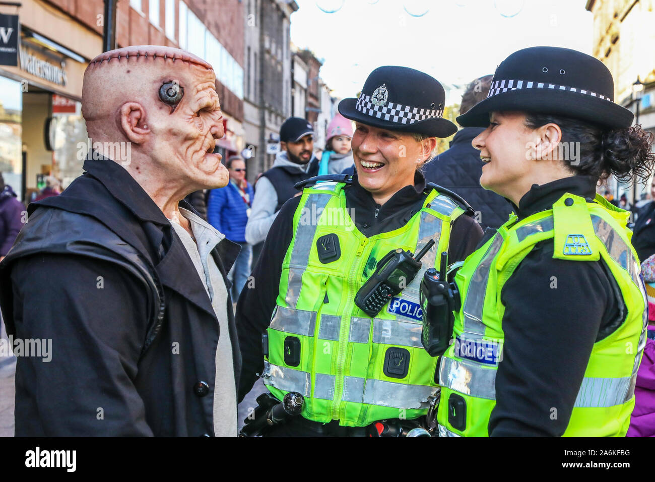 Ayr, Scotland, Regno Unito. Il 27 ottobre 2019. TAMFEST Festival, una celebrazione delle opere letterarie del XVIII secolo Bardo scozzese Robert Burns, ha avuto luogo a Ayr con il tema del 'Tam o'shanter' uno di Burns' poesie e in particolare i versi di "Cutty Sark' e la danza delle streghe. Intitolato " IL GIORNO DEL DEID' (la versione scozzese del messicano il Giorno dei Morti) membri del pubblico e i funzionari sono stati incoraggiati a vestirsi in costume e dipingere le loro facce quando giunsero al festival. Credito: Findlay / Alamy News Foto Stock