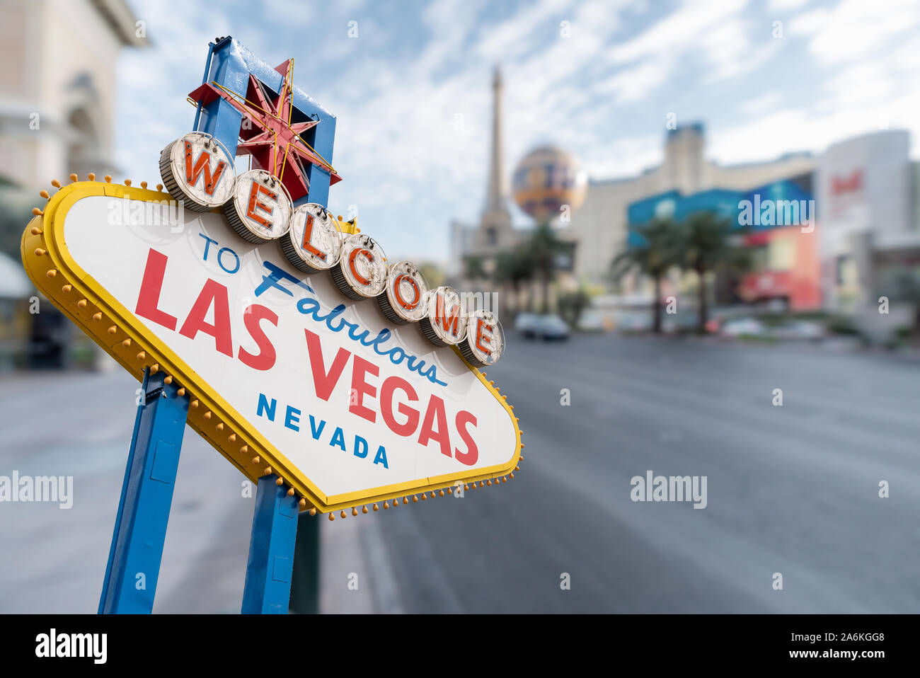 Las Vegas segno con abstract sfondo sfocato della Strip di Las Vegas Boulevard di Las Vegas Nevada City STATI UNITI D'AMERICA Foto Stock