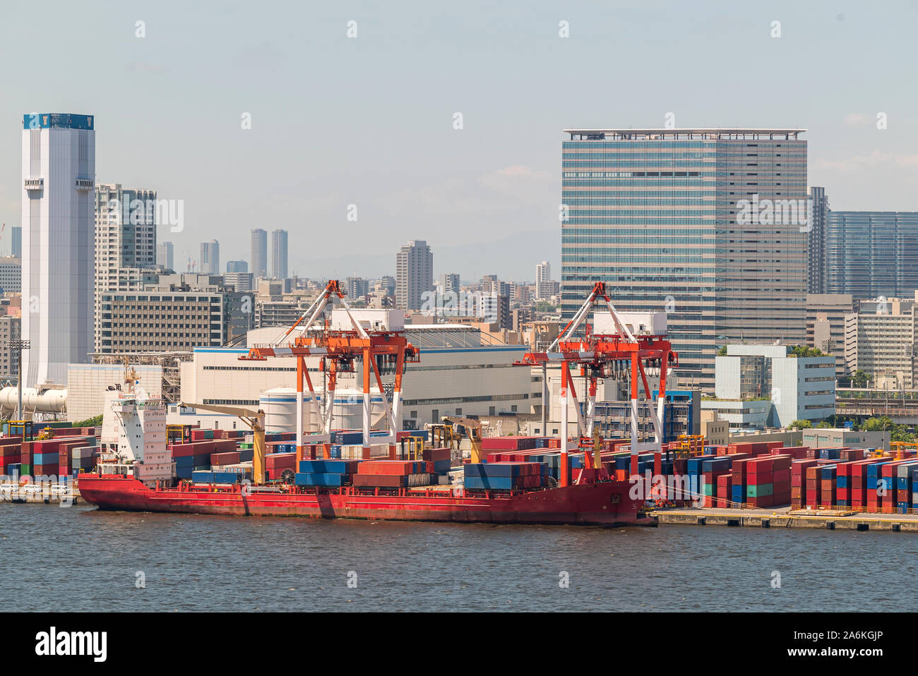 Grandi contenitori di carico barca con merci cargo pila presso il molo docks porto in attesa del mare internazionale trasporto merci di importazione e di esportazione nel Toky Foto Stock