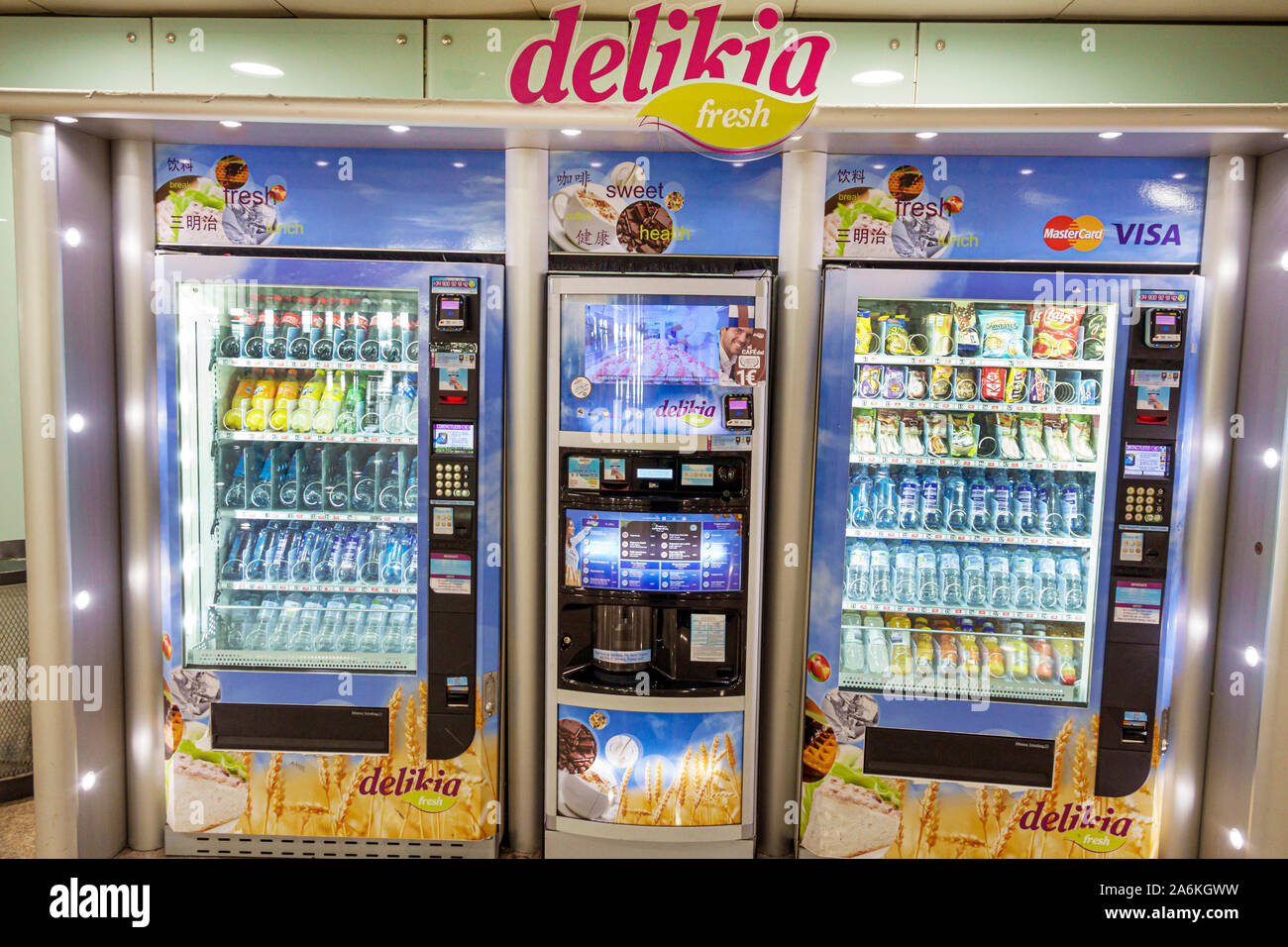 Barcellona Spagna,Catalonia Barcelona-El Prat Josep Tarradellas Airport BCN,terminal,bibite,bevande,acqua,distributori automatici,ES190820006 Foto Stock