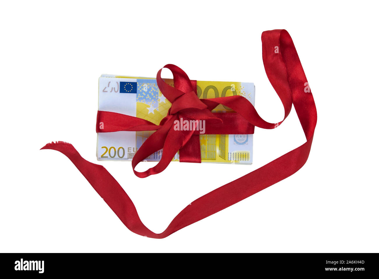 Presente. Il denaro legato con un nastro rosso su sfondo bianco. Foto Stock