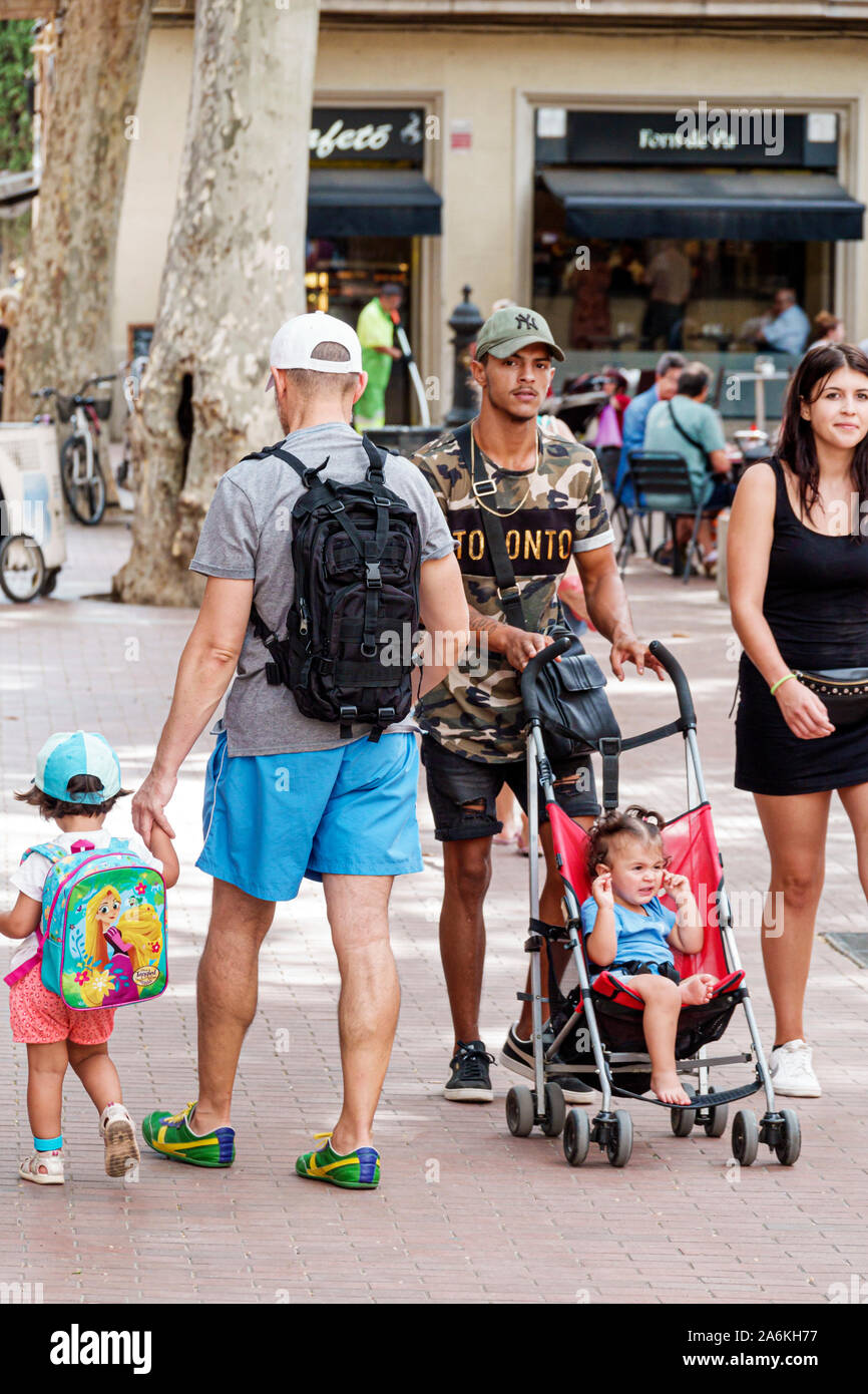 Barcellona Spagna,Catalogna Catalunya,El Clot,Mercat del Clot placa plaza,uomo uomini maschio adulti, donna donne donna donna donna donna donna adulta adulti, ragazza ragazze fema Foto Stock