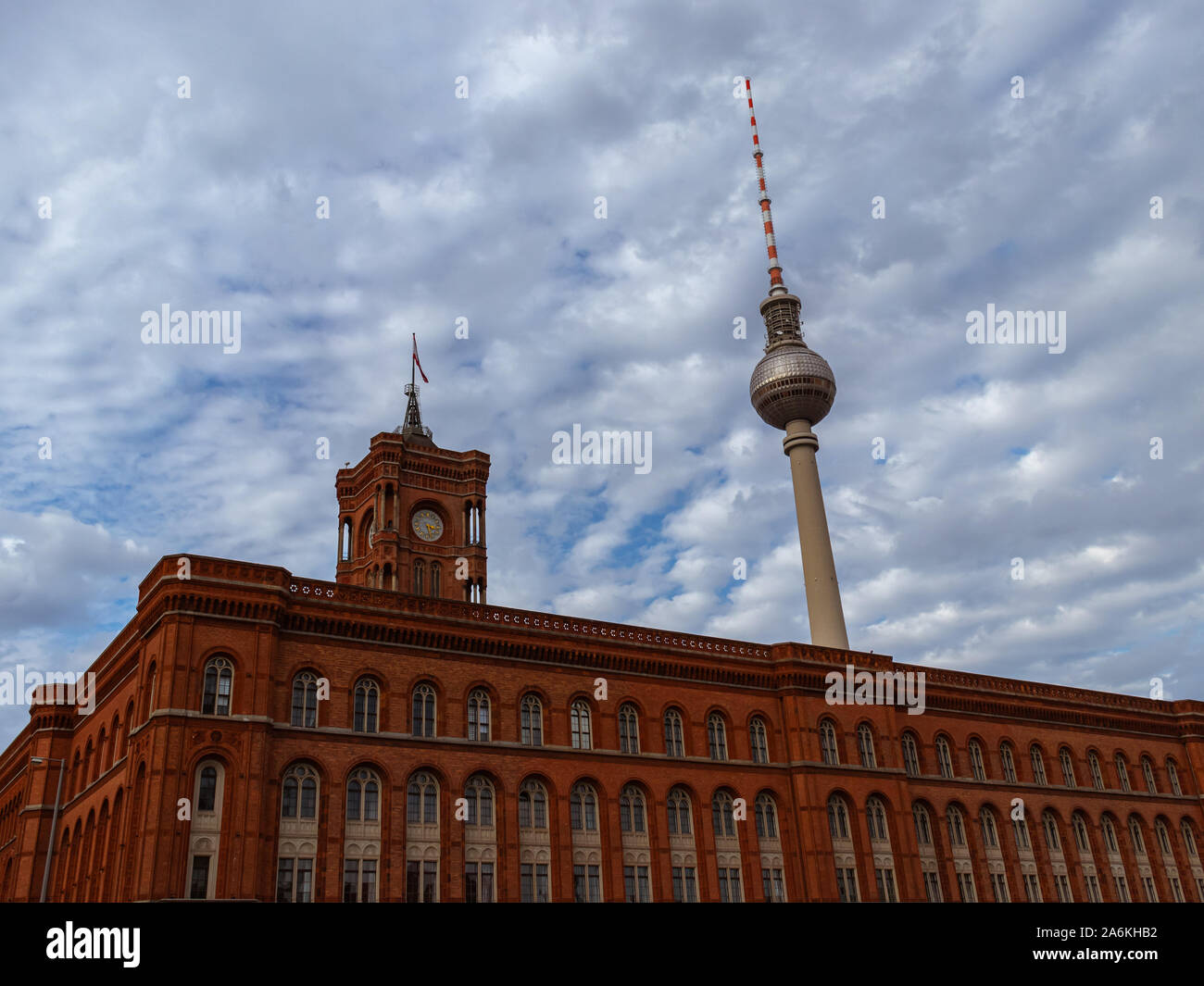 Berlino, Germania - 2019, 13 ottobre - il famoso red town hall e la Berlino torre della TV Foto Stock