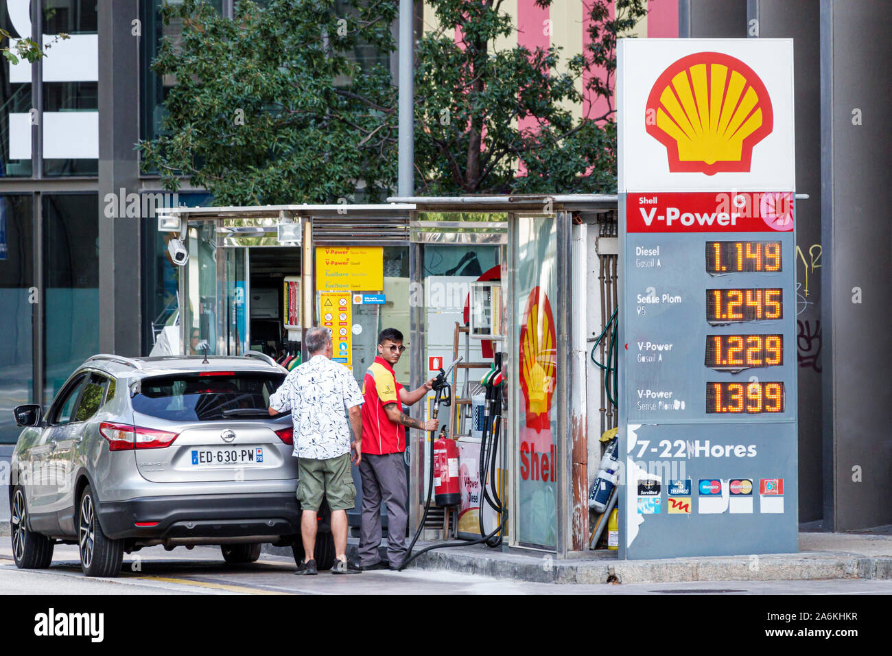 Barcellona Spagna,Catalonia El Poblenou,Avinguda Diagonal Avenue,Shell,distributore di benzina,auto,uomo,rifornimento,pompa,prezzo litro,Diesel,ispanico,ES190820094 Foto Stock