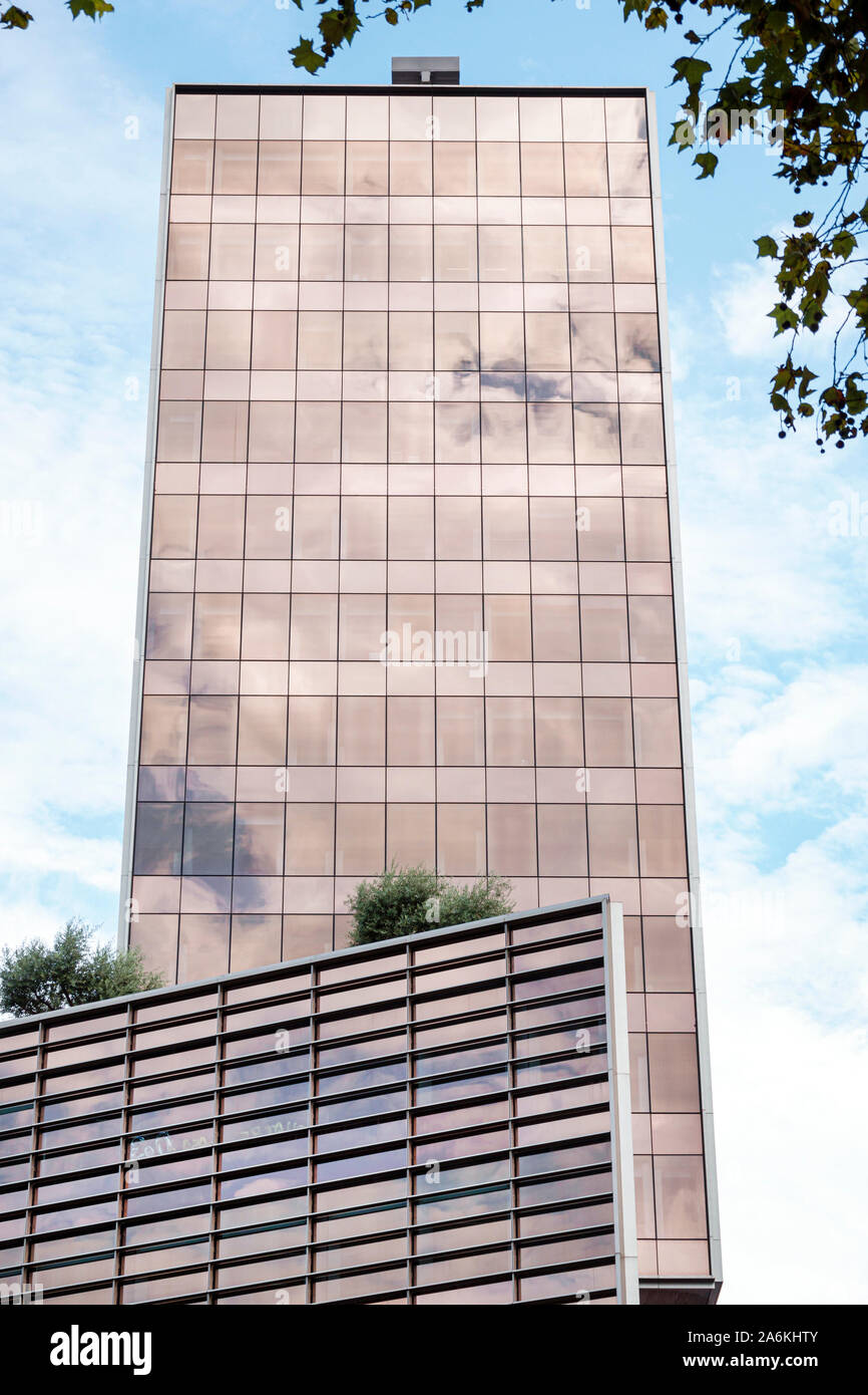 Barcellona Spagna,Catalonia El Poblenou,Avinguda Diagonal Avenue,edificio contemporaneo per uffici,multi-piano,alto,esterno,sistema di pareti con tende di vetro,E. Foto Stock